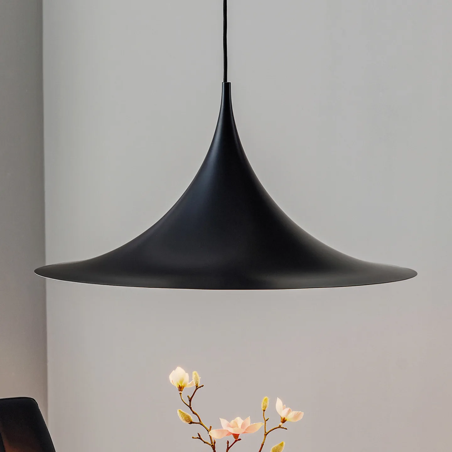 Semi pendellampe Ø60 matt svart - Gubi - Stue - Design - Metall - Med en lyskilde