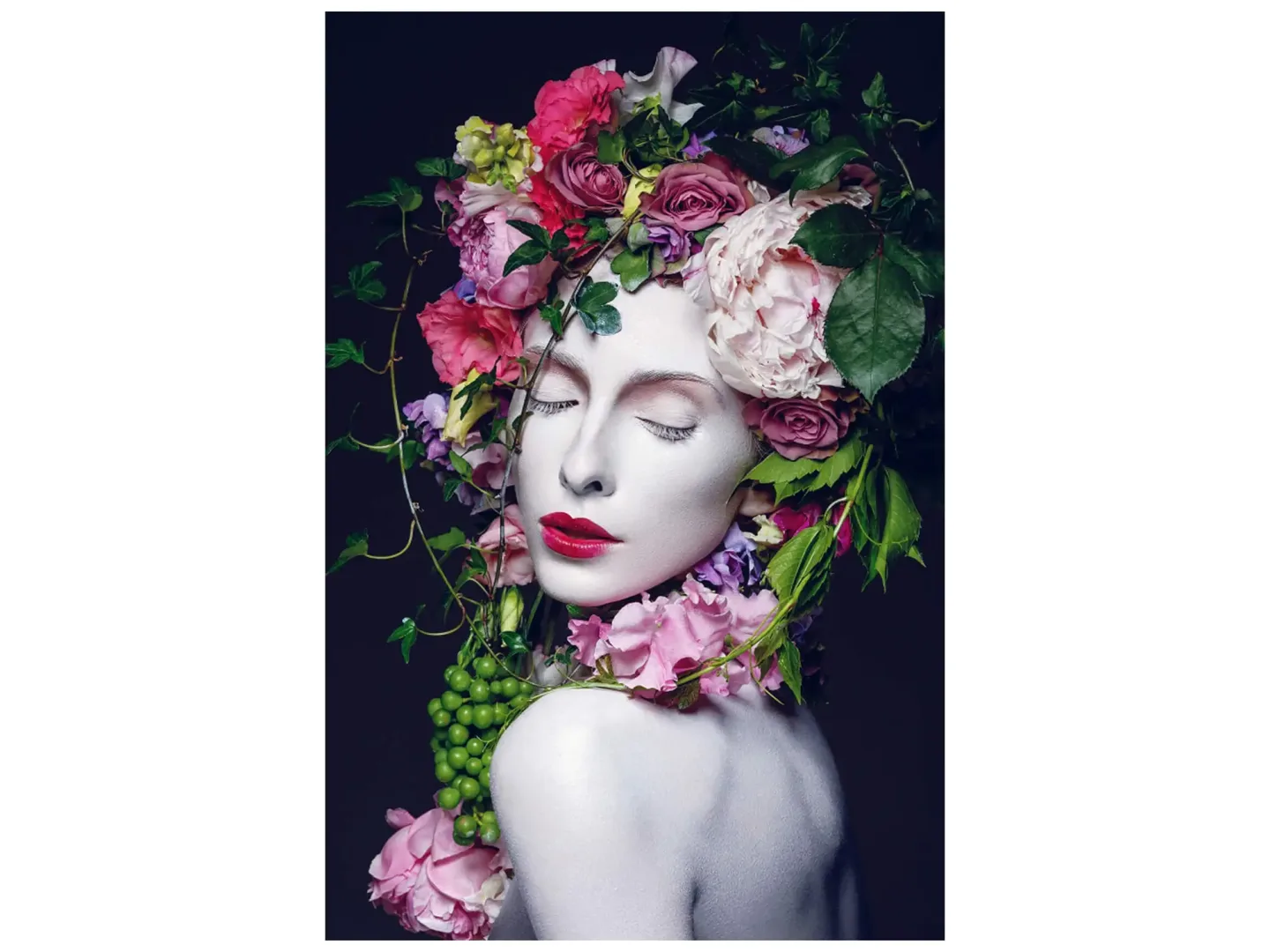 image LAND Digitaldruck auf Glas Hübsche Frau mit Blumen Perücke | Schubiger Möbel