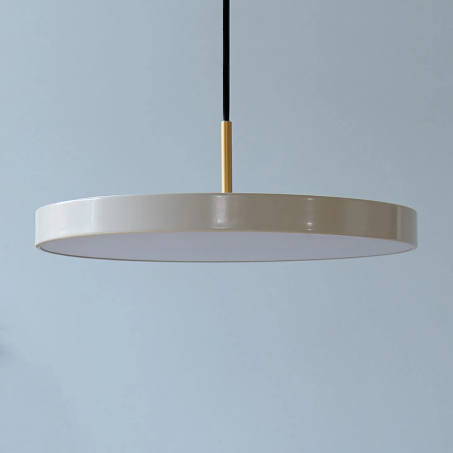 Asteria Mini LED-hængelampe perlehvid/messing Ø 31 cm - UMAGE - Stue - Design - Metal - Med én lyskilde
