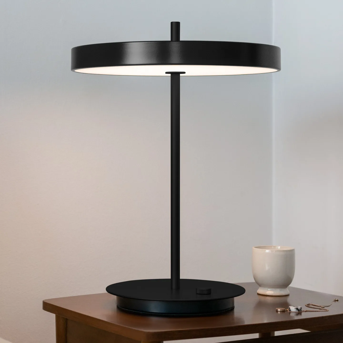 Asteria Tischleuchte Black/Black - UMAGE Asteria Table - Wohnzimmer - Design - Aluminium - Mit Schirm