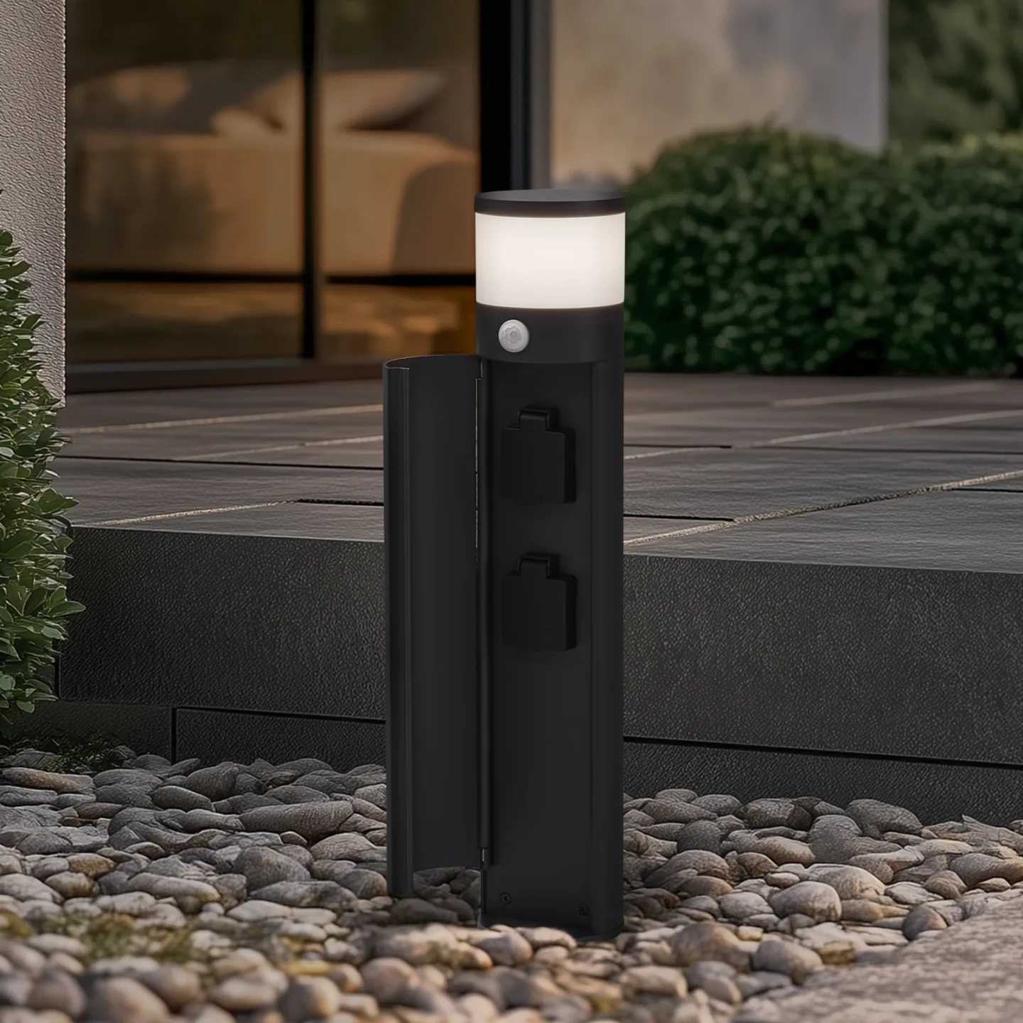 Lucande Sockellampe Corban, grau, Sensor, Steckdosen, IP44 - Terrasse - Modern - Aluminium - Einflammig