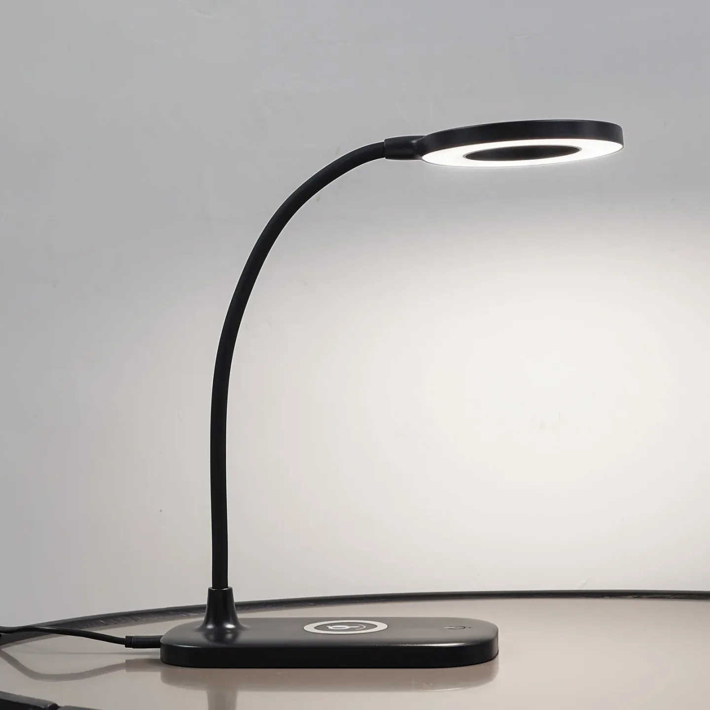Siona LED Tischleuchte CCT Dim. w/Charger Schwarz - Lindby - Wohnzimmer - Modern - Kunststoff - Einflammig