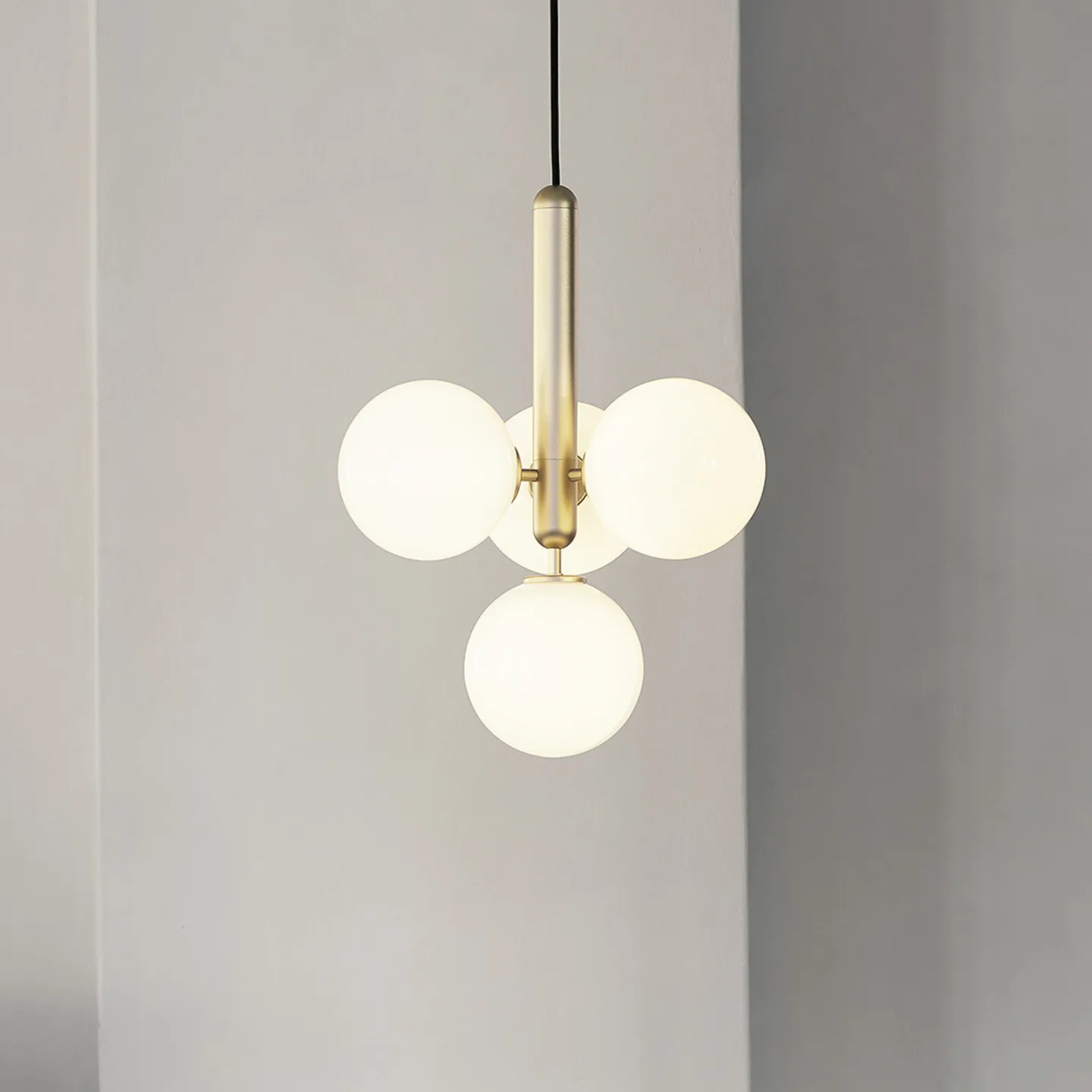 Miira 4 Lysekrone Brass/Opal White - Nuura Nuura Aps - Stue - Design - Glass - Kule