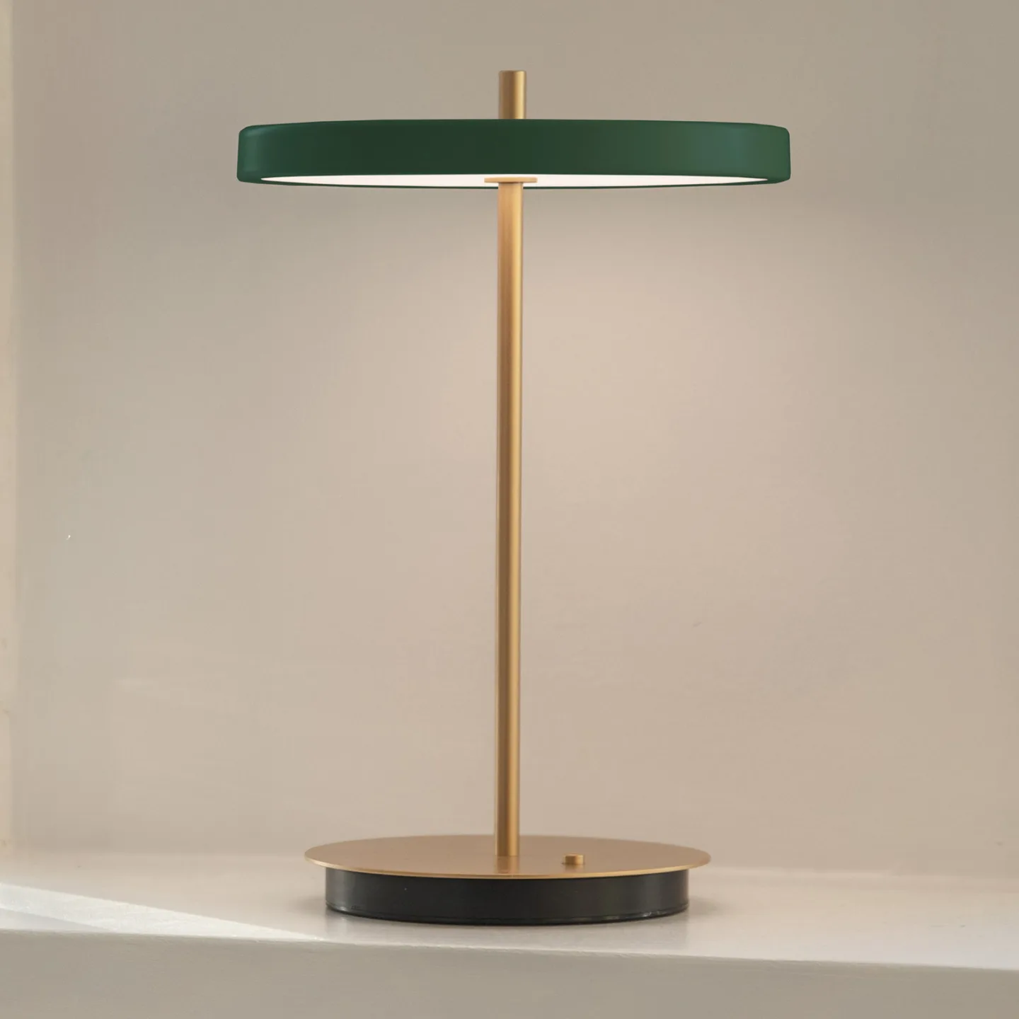 Asteria Move Portable Tischleuchte V2 Forest Green - UMAGE - Wohnzimmer - Design - Metall - Mit Schirm