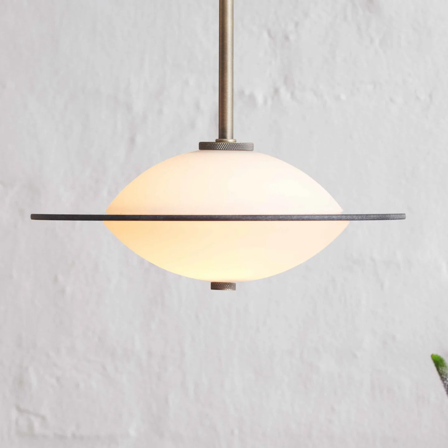 ORBIT hængelampe, antik messing/opal, Ø 24 cm glas – Halo Design - Stue - Med én lyskilde