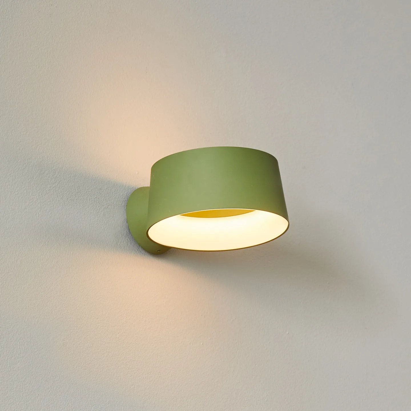 Cookie vägglampa Green - LOOM DESIGN - Vardagsrum - Modern - Aluminium - Med en ljuskälla