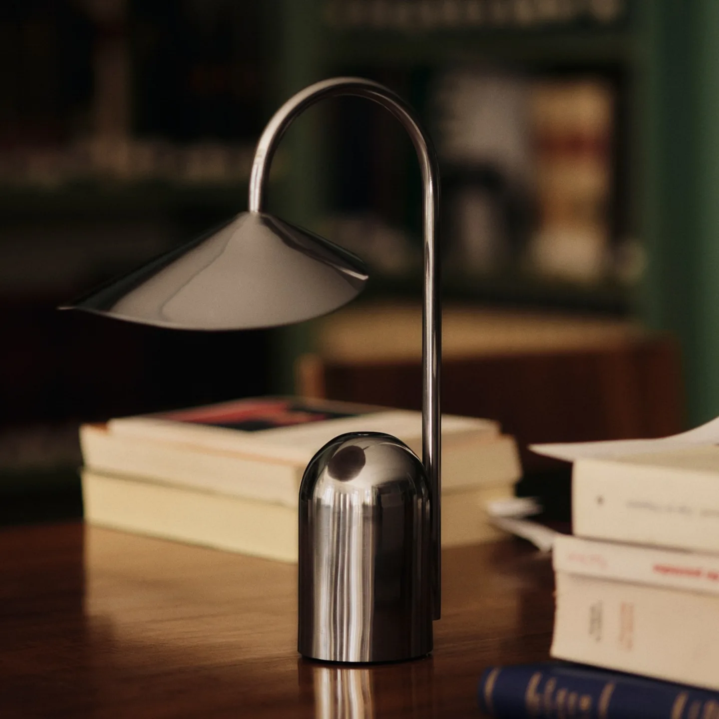 Arum LED-Akku-Tischlampe, Edelstahl, Höhe 30cm - ferm LIVING - Wohnzimmer - Design - Einflammig