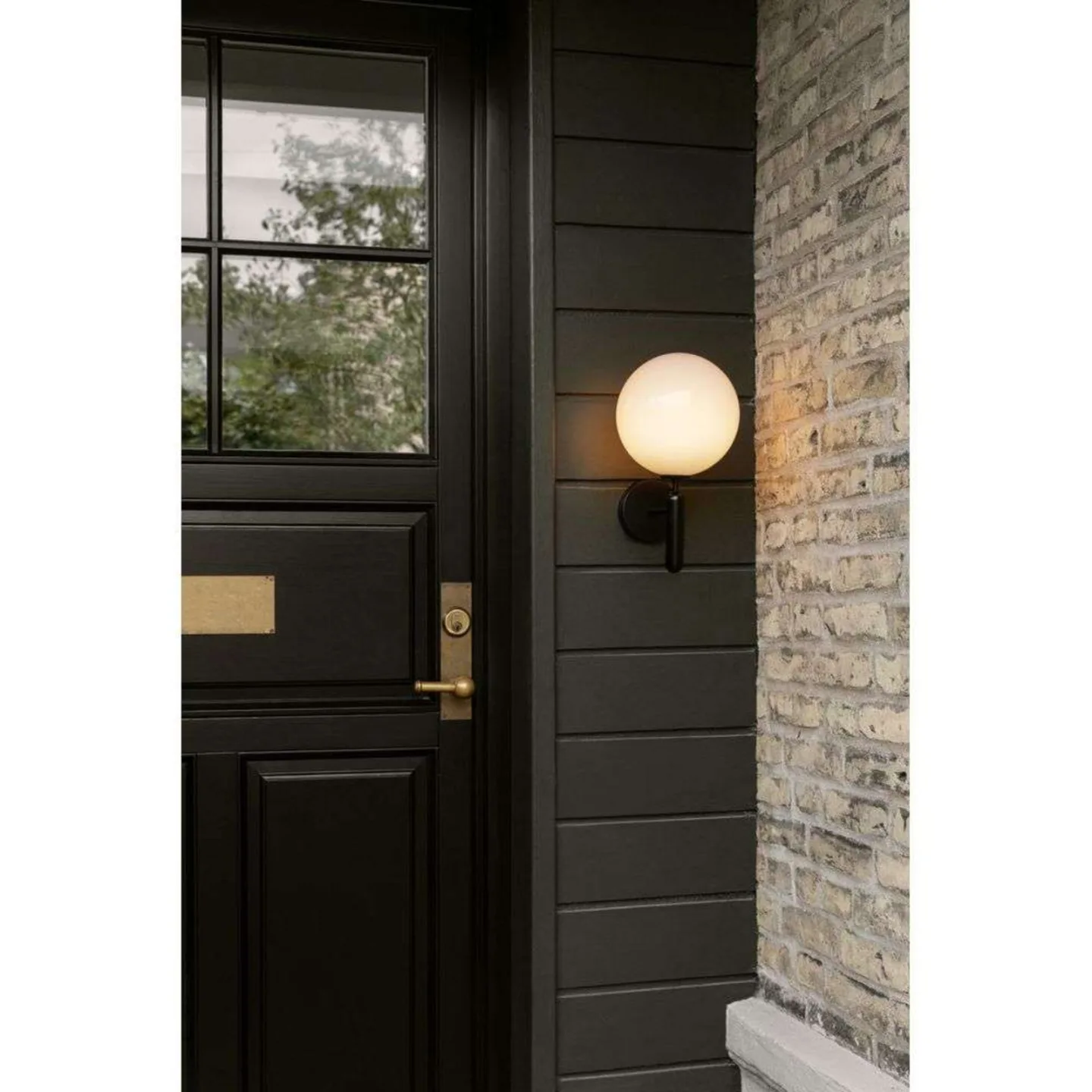 Utendørs vegglampe Miira, svart/opal, Ø 20 cm - Nuura Nuura Aps - Terrasse - Skandinavisk - Metall - Med en lyskilde