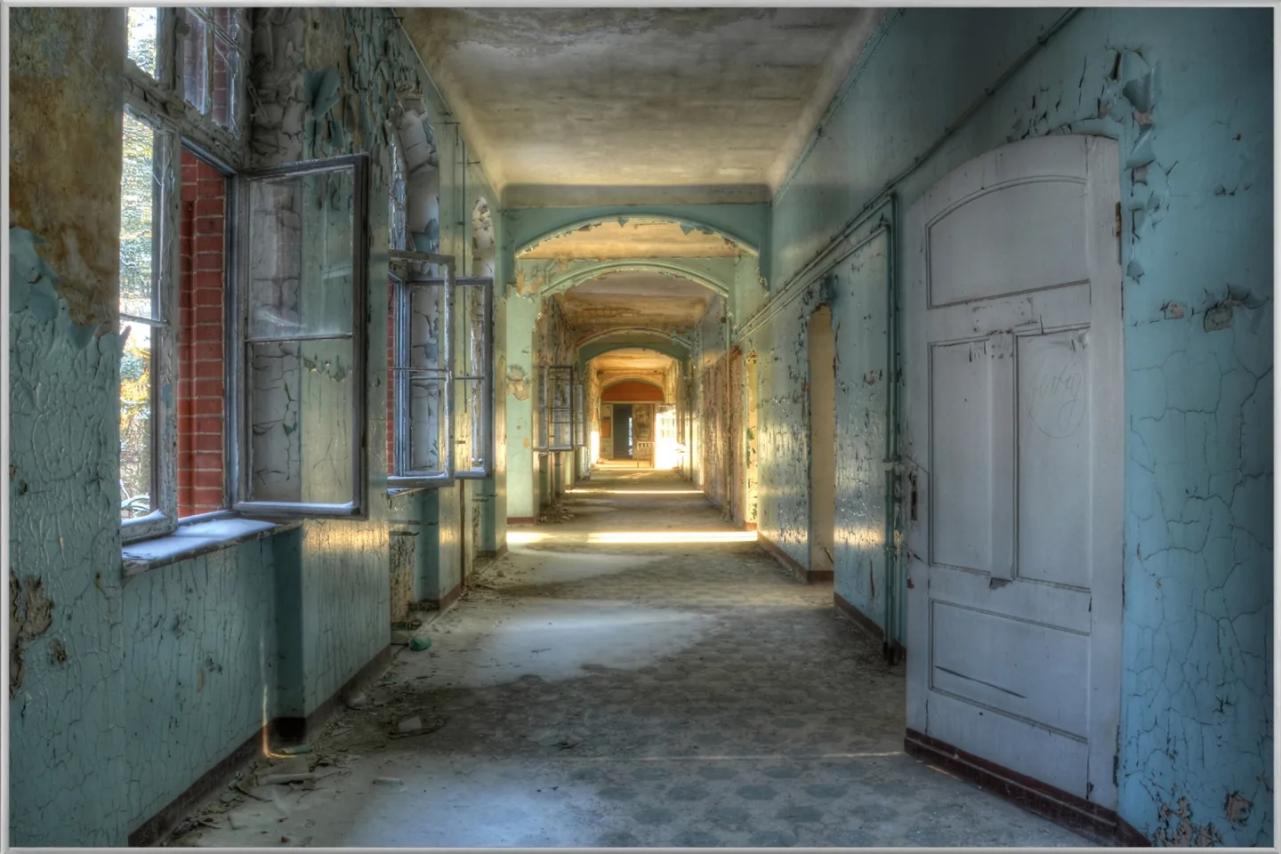 image LAND Bild mit Rahmen Lost Place Flur 1 | Schubiger Möbel