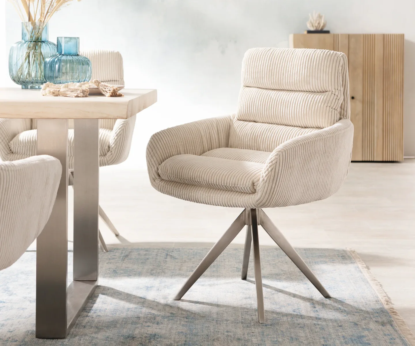 Esszimmerstuhl Abelia-Flex mit Armlehnen Cord Beige Kreuzgestell kantig Edelstahl