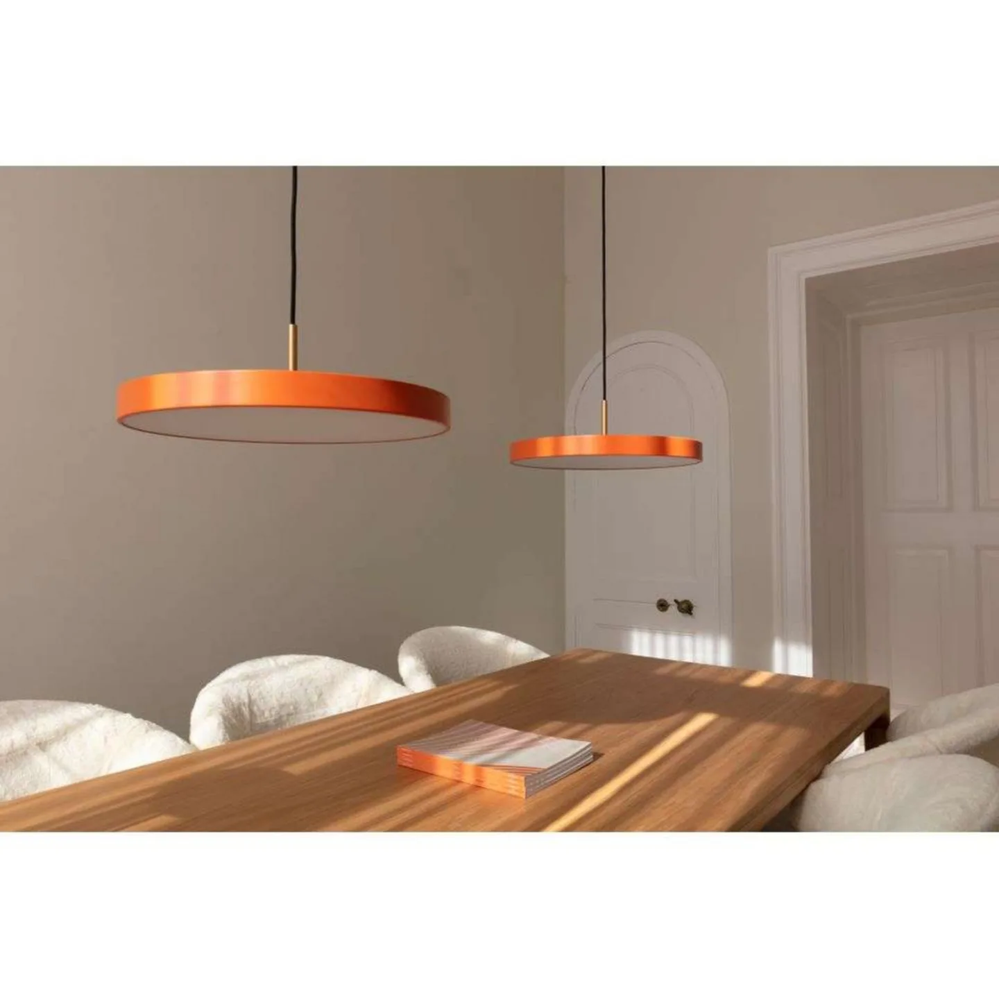 Asteria Pendel Medium Orange/Black Top - UMAGE - Stue - Metall