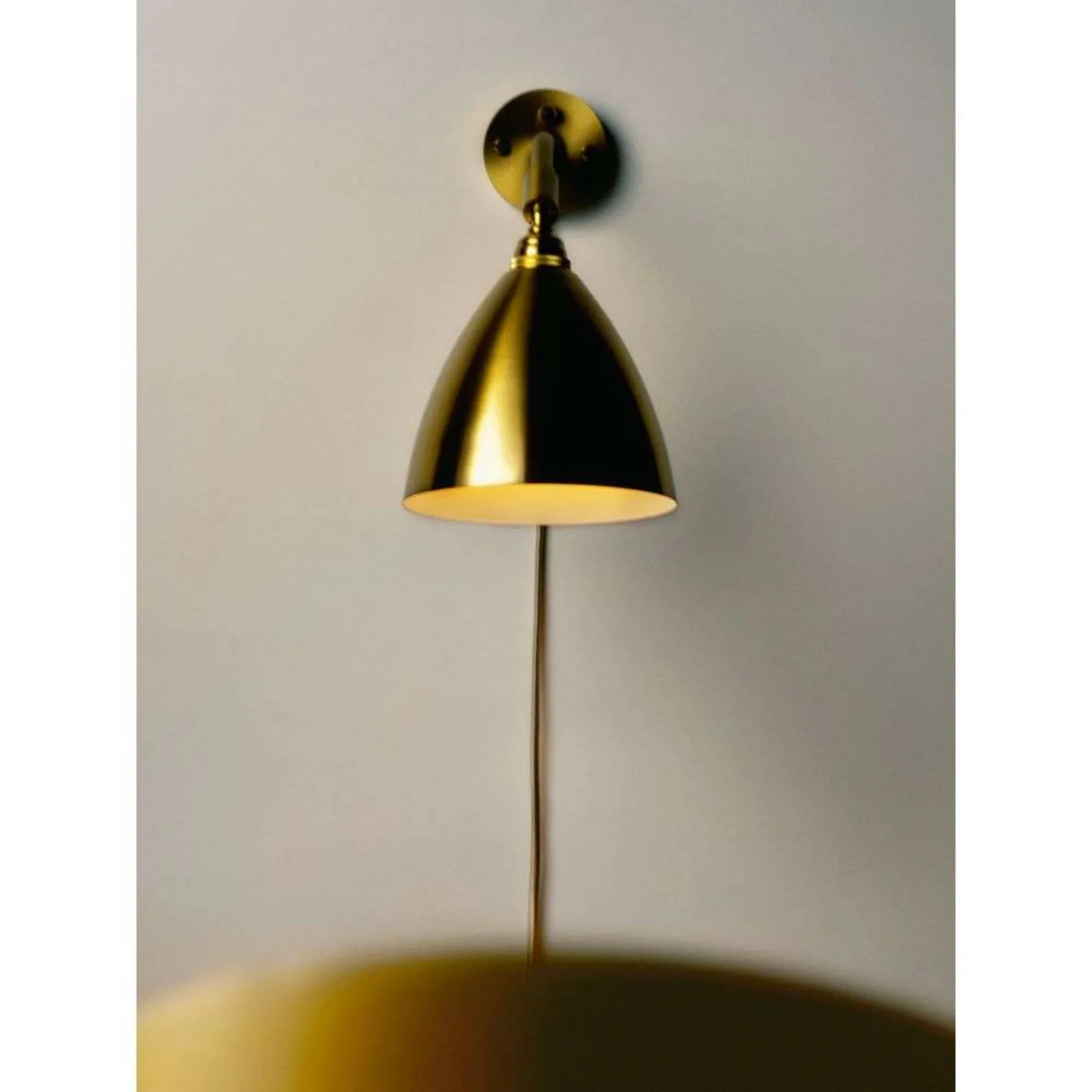 Bestlite BL7 væglampe, Ø 16 cm, porcelæn/sort – Gubi - Stue - Design - Metal - Med én lyskilde