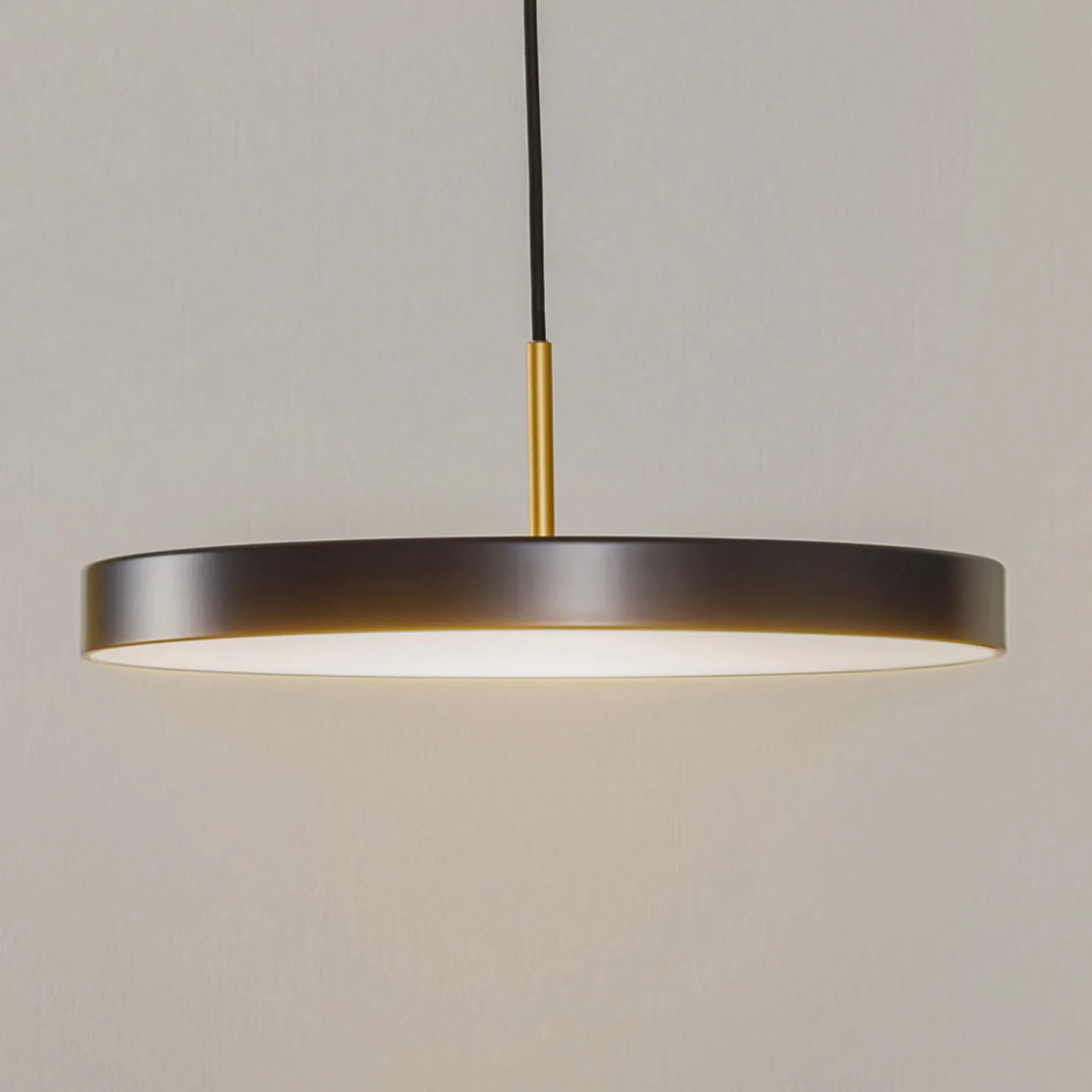 Asteria Medium LED-hengelampe antrasitt/messing 43 cm - UMAGE - Stue - Design - Metall - Med en lyskilde