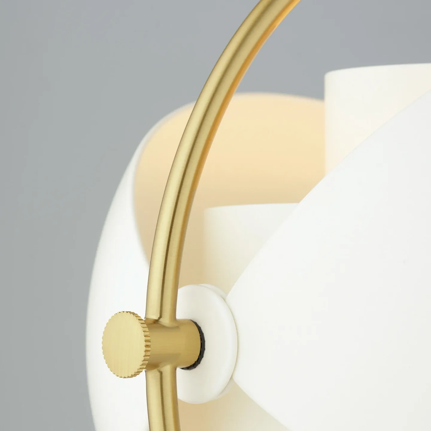 Multi-Lite Tischleuchte Brass/White - GUBI - Wohnzimmer - Design - Metall - Mit Schirm