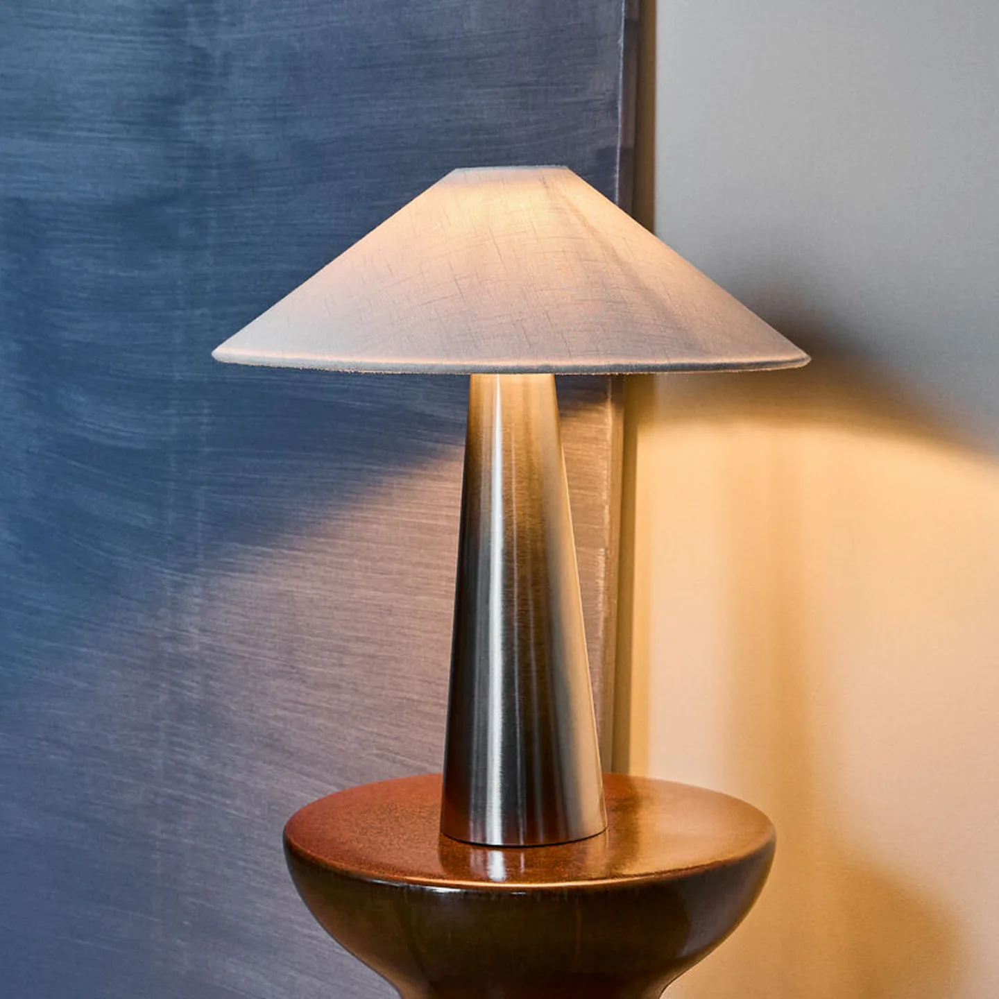 Soffi Tischlampe, silber/weiß, 48 cm, Textil - House Doctor - Wohnzimmer - Design - Metall - Mit Schirm