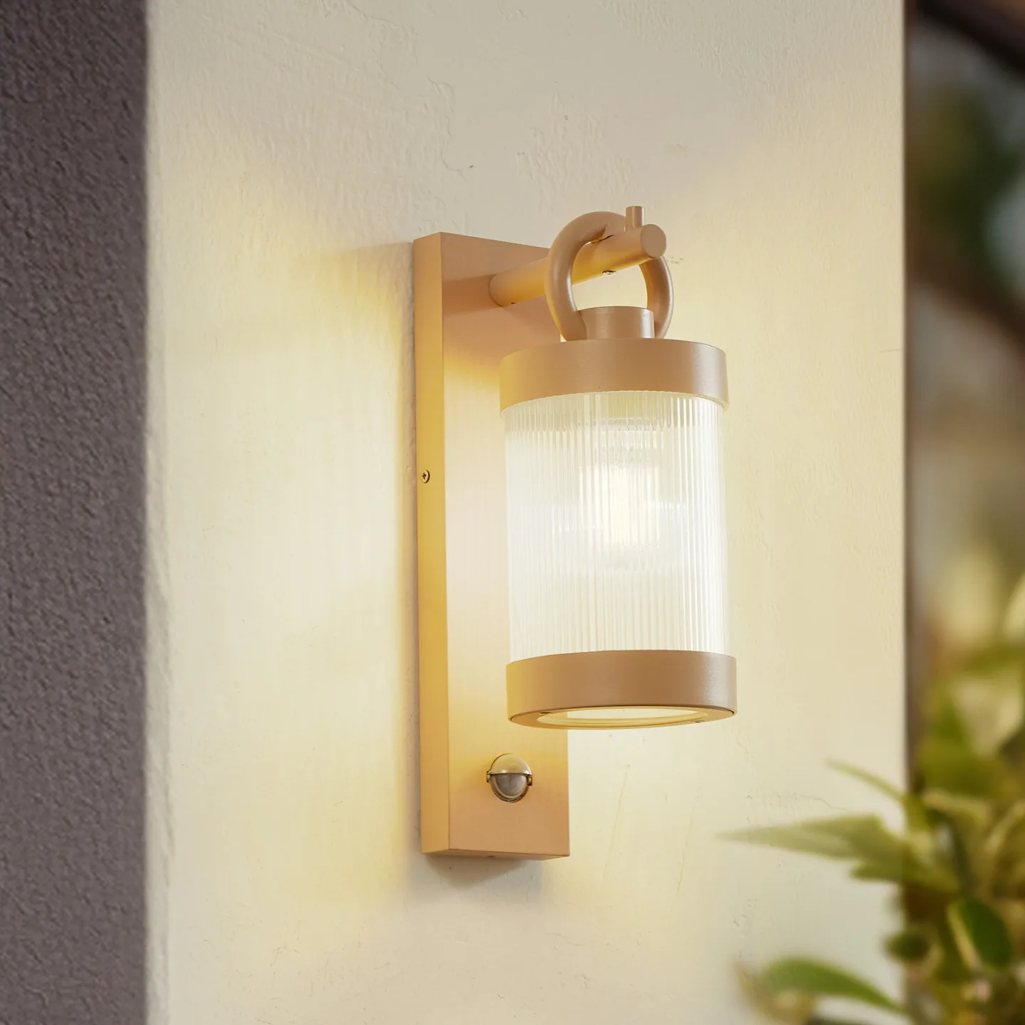 Yrene utomhusvägglampa, 20 cm, beige, sensor, Riffle – Lindby - Terrass - Modern - Aluminium - Med en ljuskälla