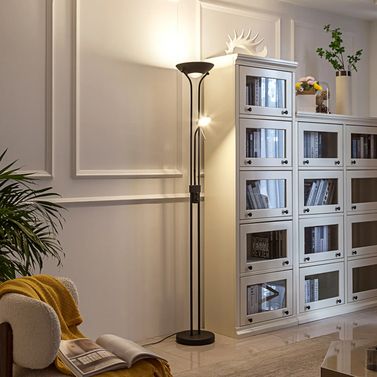 Lindby LED-Standleuchte Josefin, schwarz, Leselicht, dimmbar - Wohnzimmer - Modern - Metall - Mehrflammig