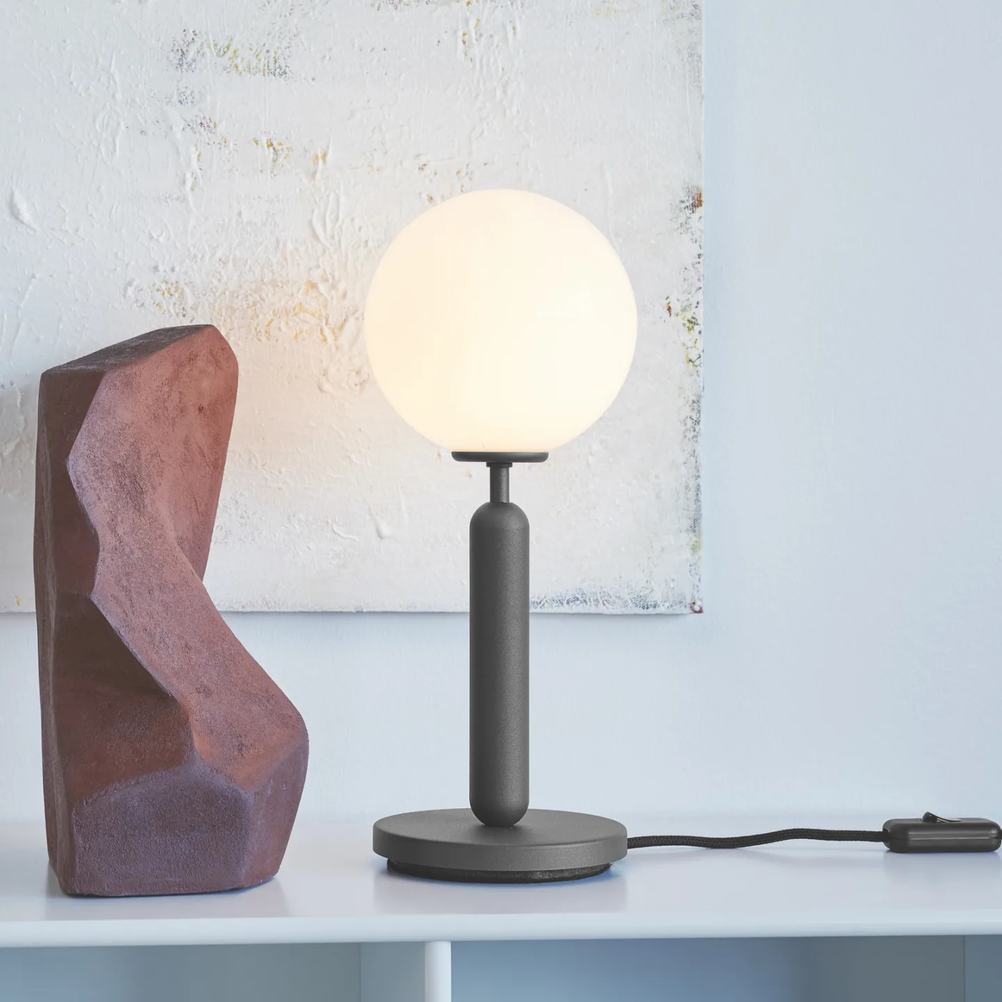 Miira Tishcleuchte Rock Grey/Opal White - Nuura Miira Table Nuura Aps - Wohnzimmer - Design - Metall - Kugel