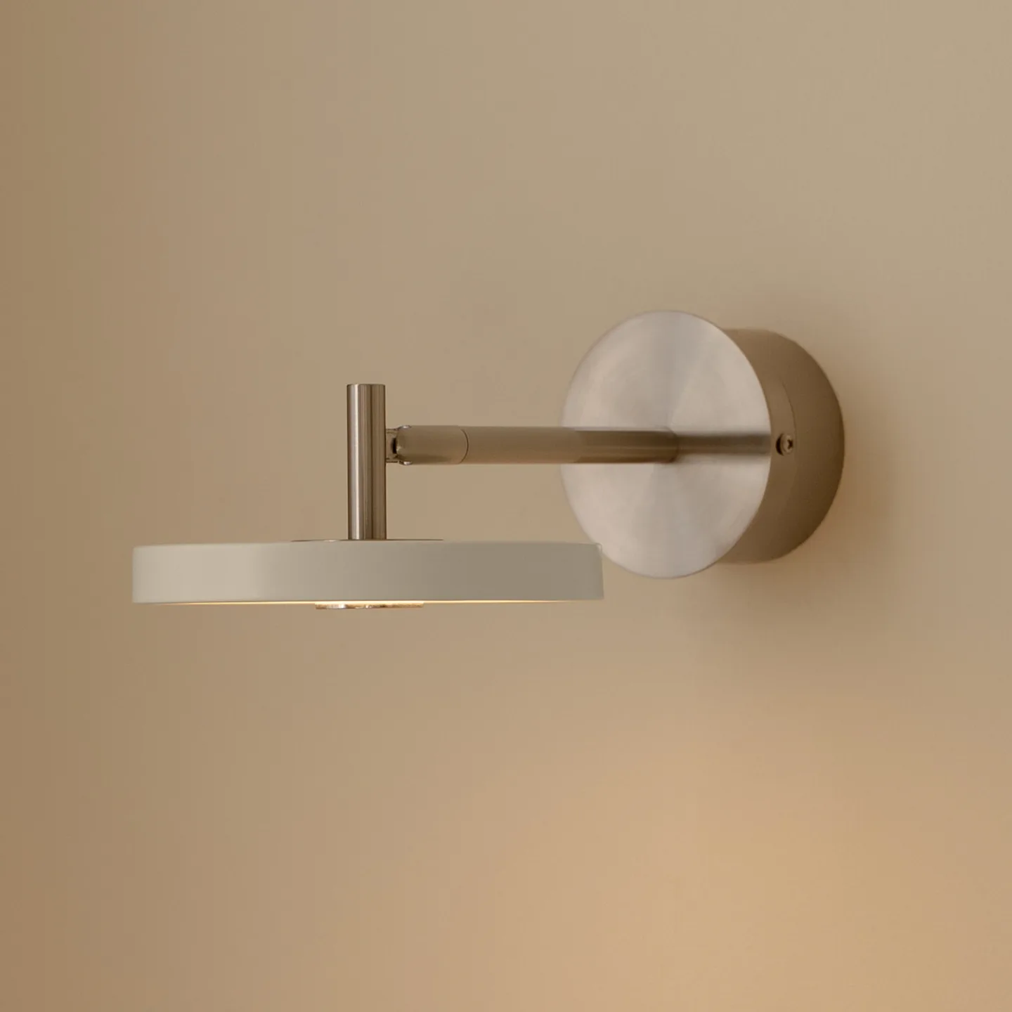Asteria Short LED-Wandlampe, grau, Stahl, Hardwire - UMAGE - Wohnzimmer - Design - Metall - Einflammig