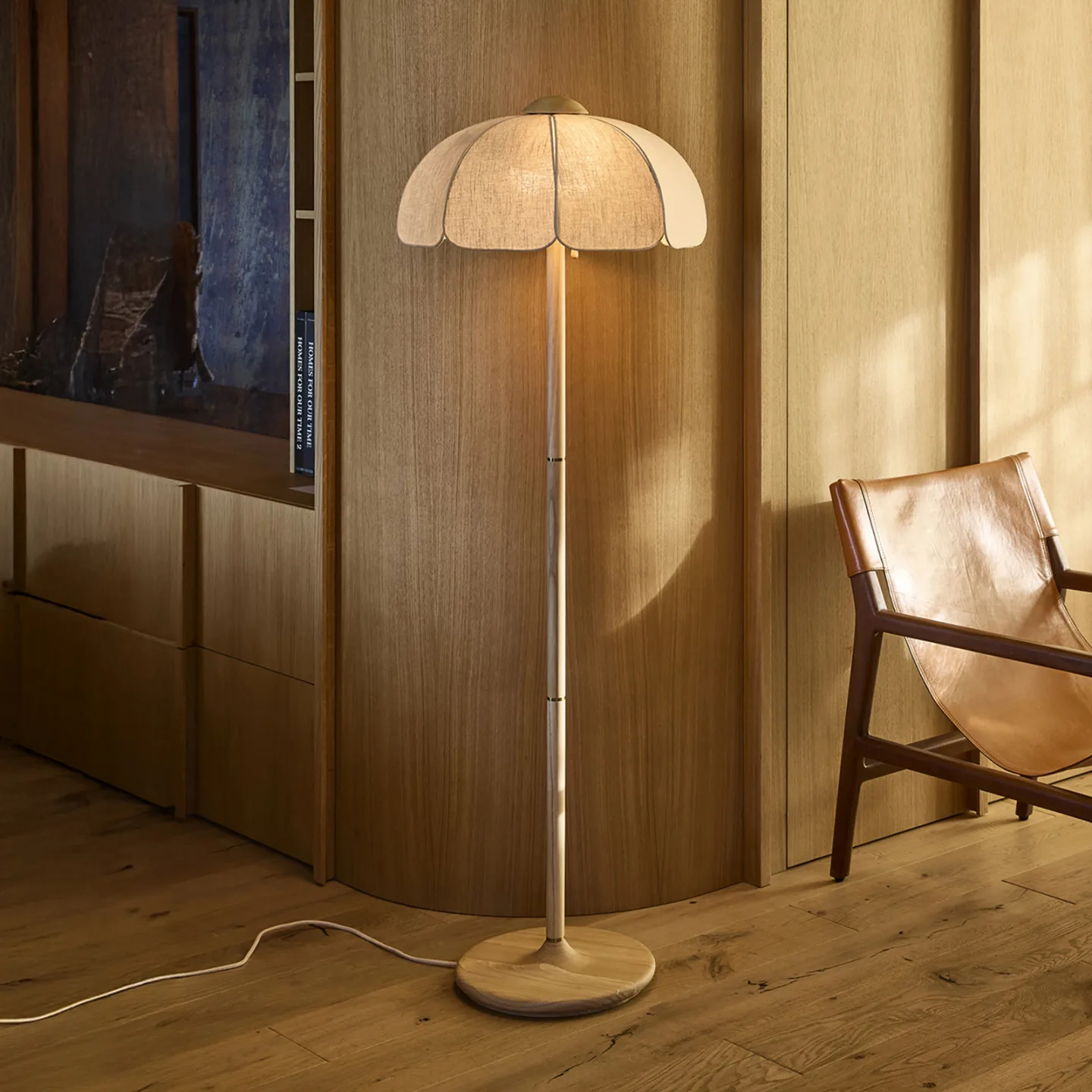 Coquillage golvlampa, linne natur/trä - MARKET SET - Vardagsrum - Design - Tyg / textil - Rund