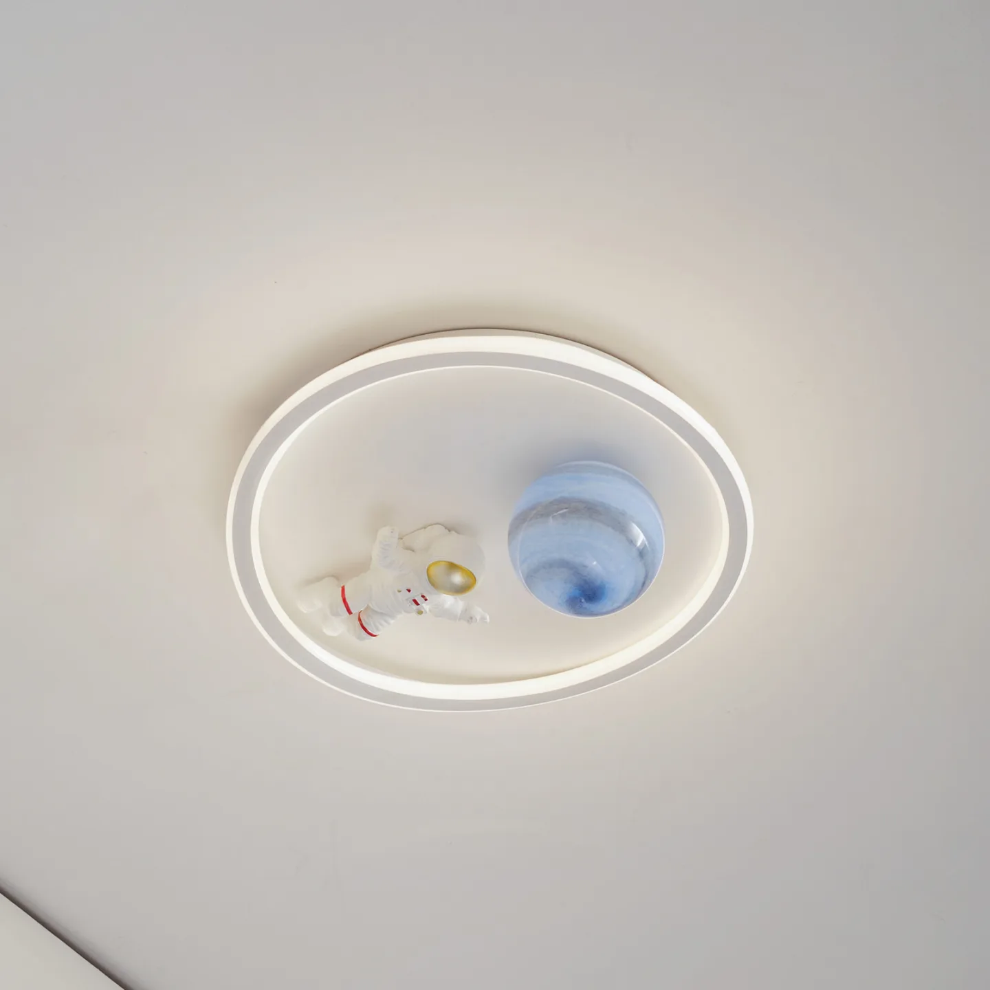 Kosmo Earth LED Taklampe Hvit - Lindby - Stue - Ungdommelig - Plast - Rund