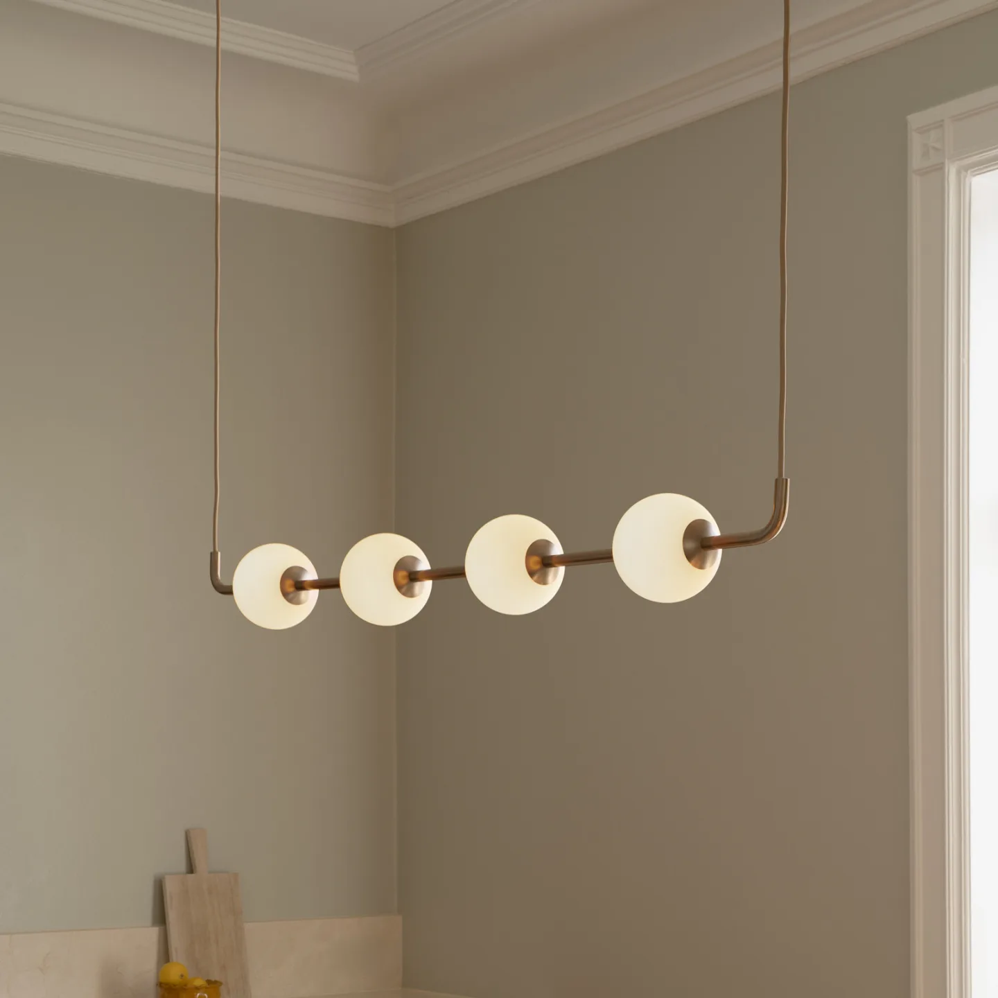 Audrey LINEAR LED-Hängelampe, messing, 118 cm 4-flg. - UMAGE - Esszimmer - Design - Metall - Mehrflammig