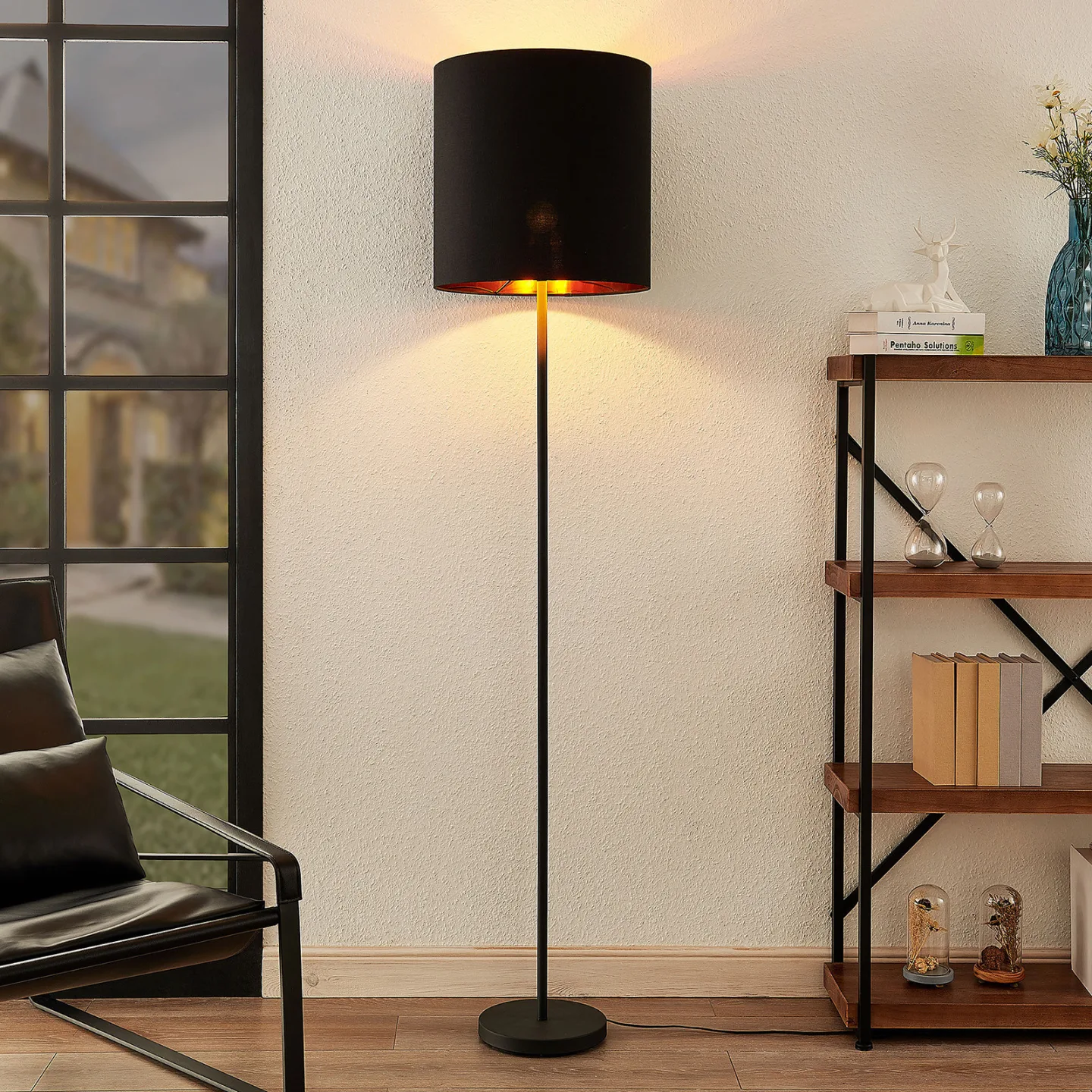 Nymar Golvlampa Black/Gold - Lindby - Vardagsrum - Modern - Tyg / textil - Med lampskärm