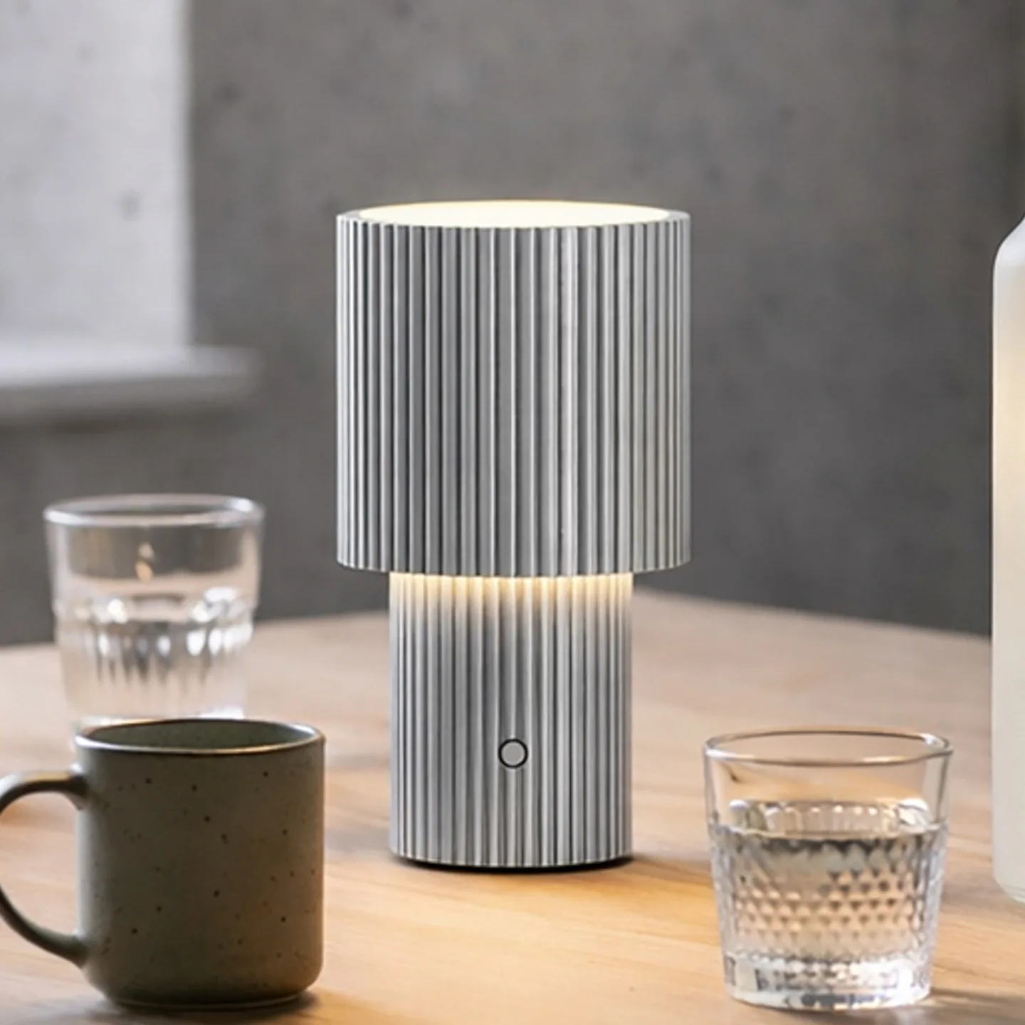 Iluma LED-Akku-Tischleuchte, silberfarben, Höhe 22,1 cm - Herstal - Wohnzimmer - Modern - Aluminium - Einflammig