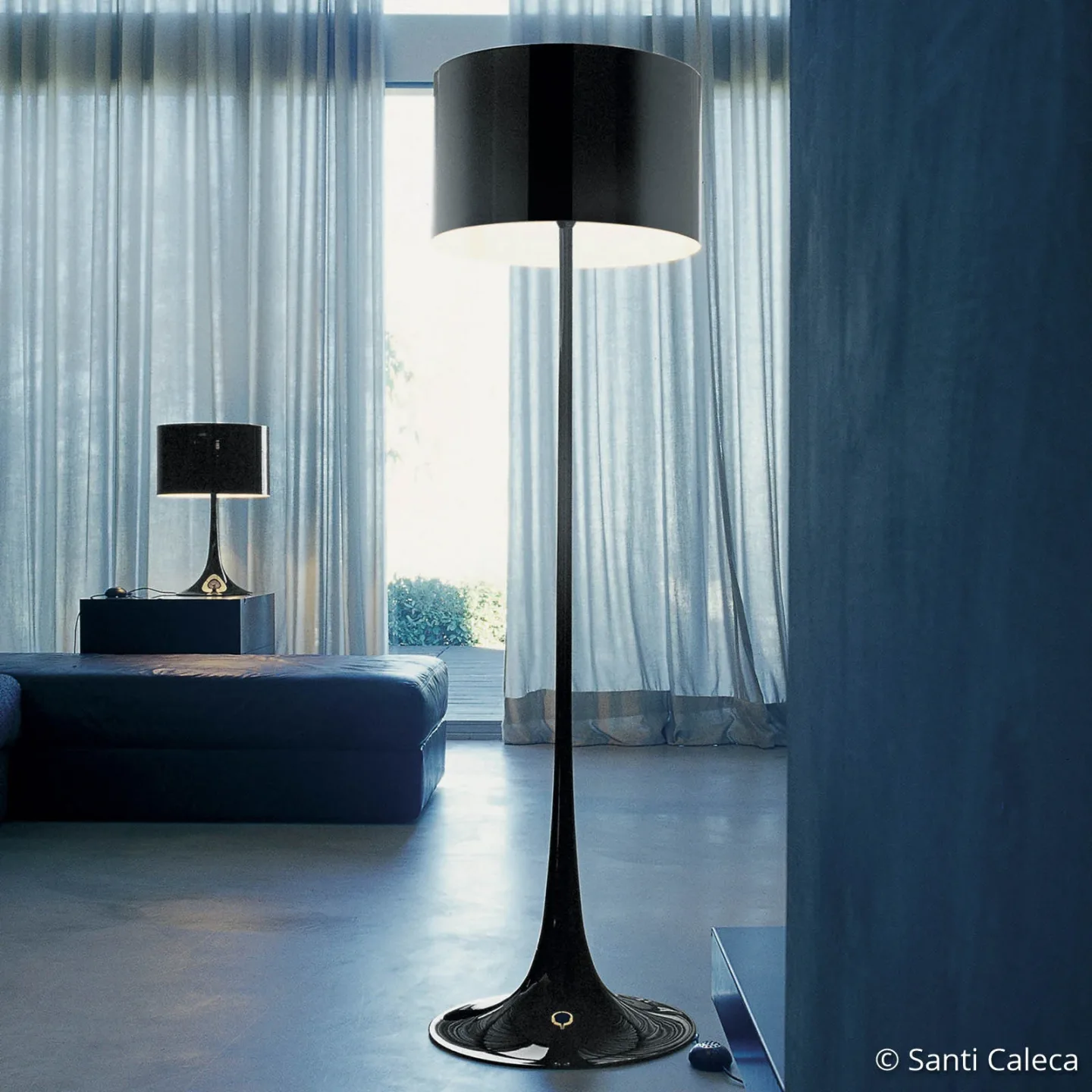 Spun Light Stehleuchte Schwarz - Flos - Wohnzimmer - Design - Metall - Mit Schirm