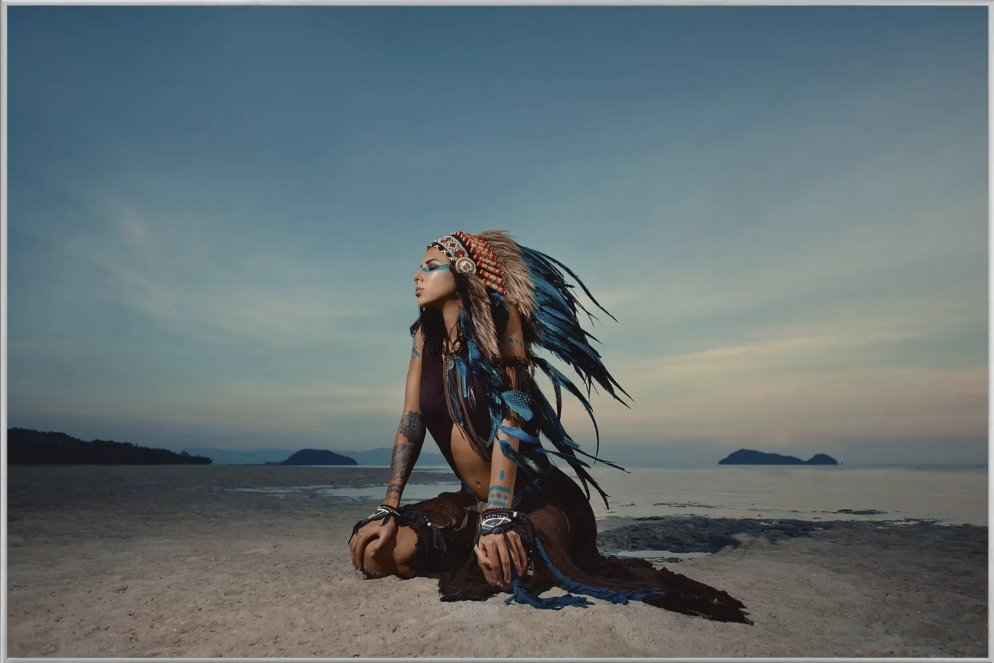 image LAND Bild mit Rahmen Indianerin | Schubiger Möbel