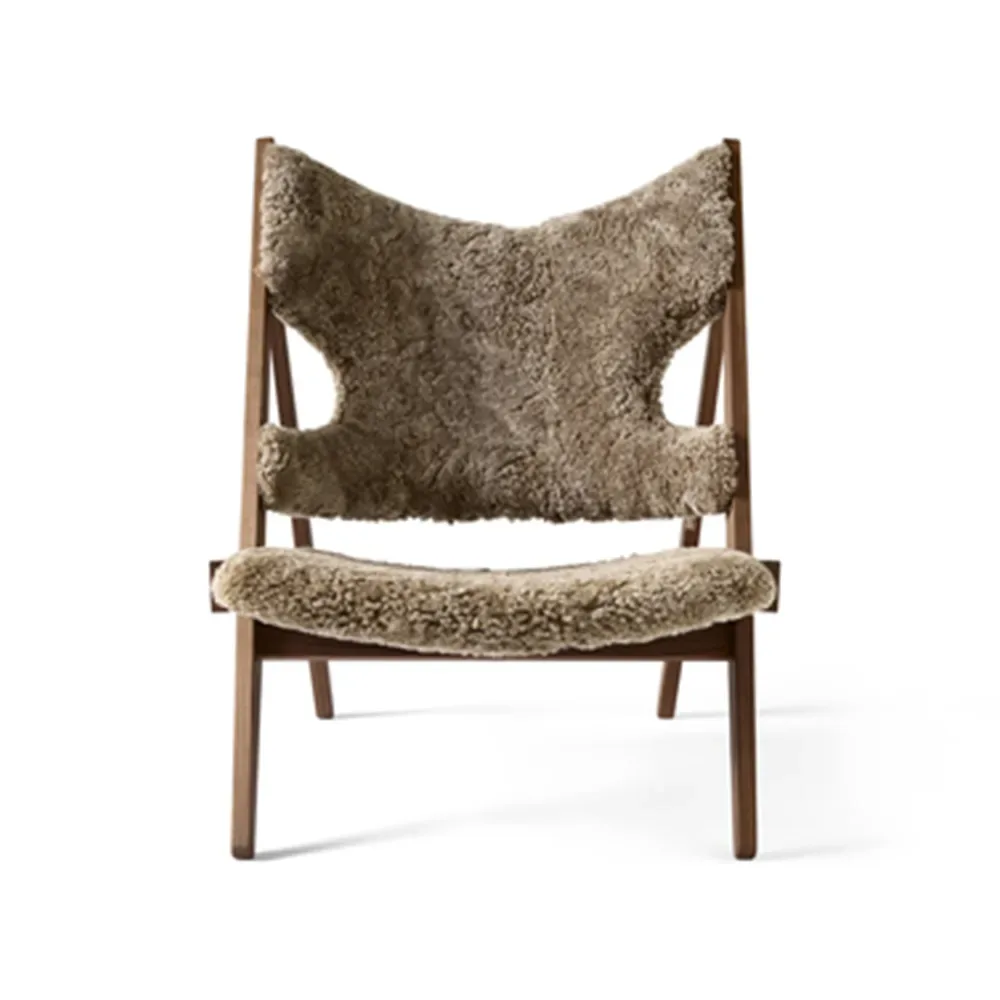 Audo Copenhagen Knitting Loungesessel Schaffell sahara, Walnussholzgestell