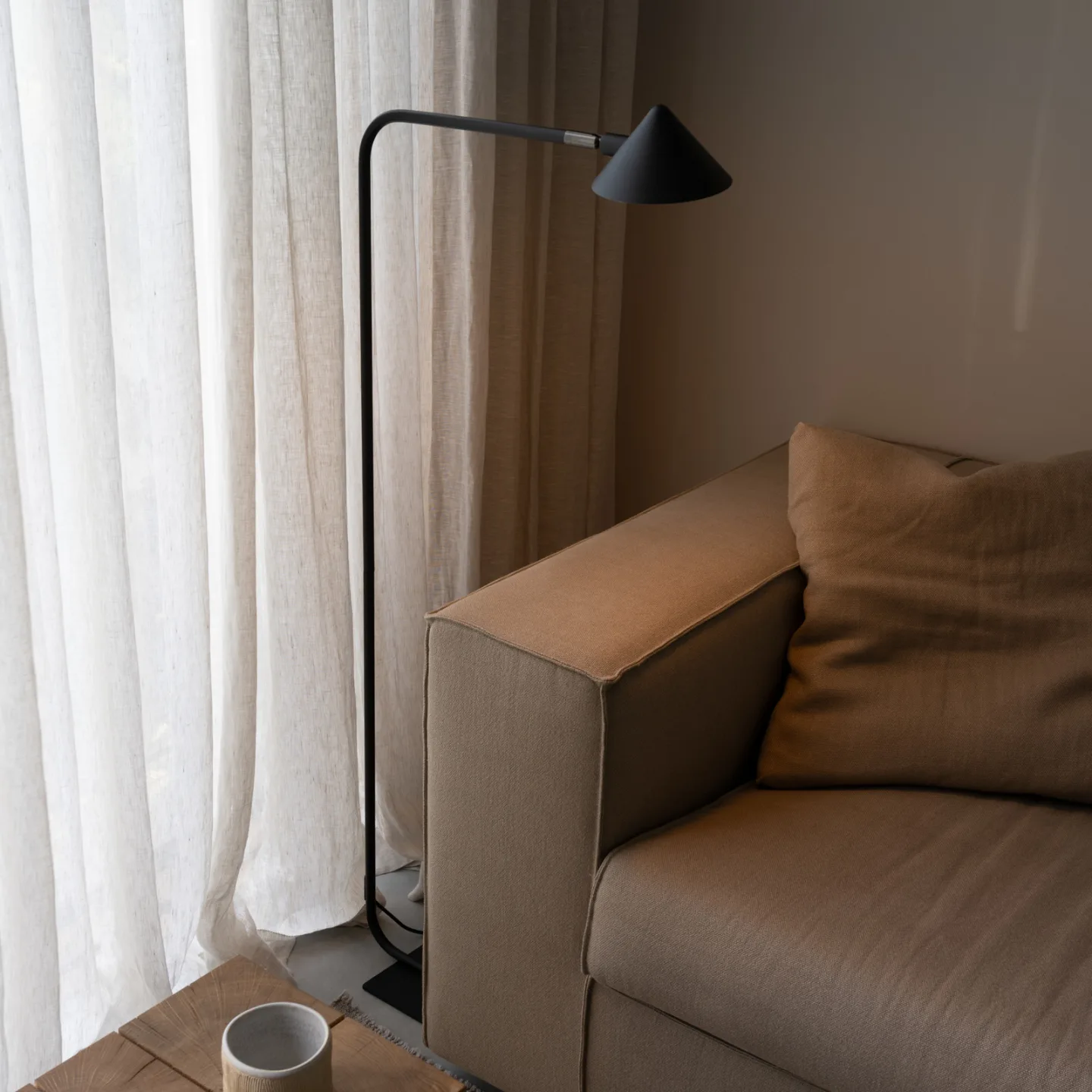 Kuro gulvlampe, svart, høyde 120 cm, G9, dimbar – Watt & Veke - Stue - Design - Metall - Med en lyskilde