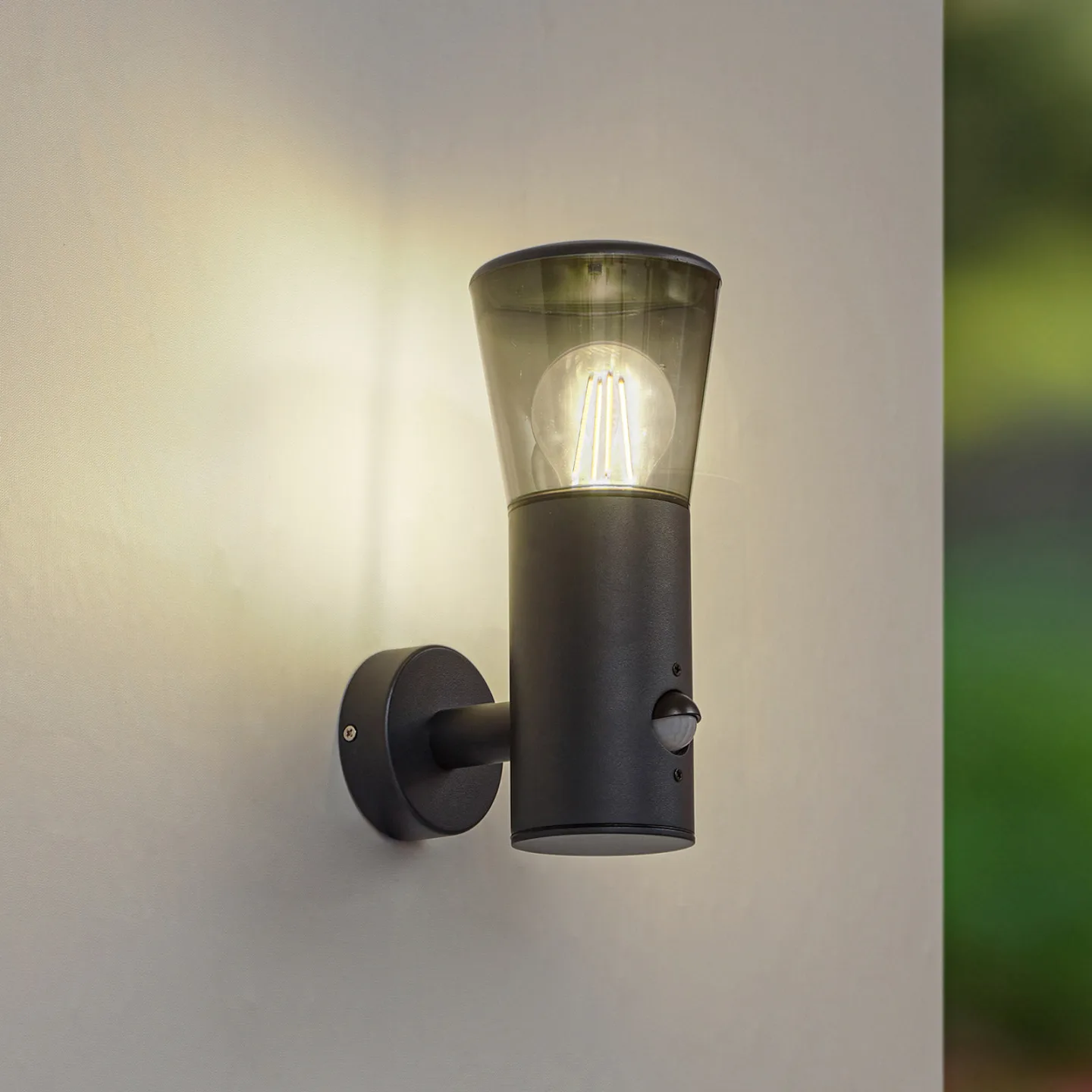 Heulo utendørs vegglampe, Ø 10,5 cm, røykgrå, sensor – Lindby - Moderne - Aluminium - Med en lyskilde