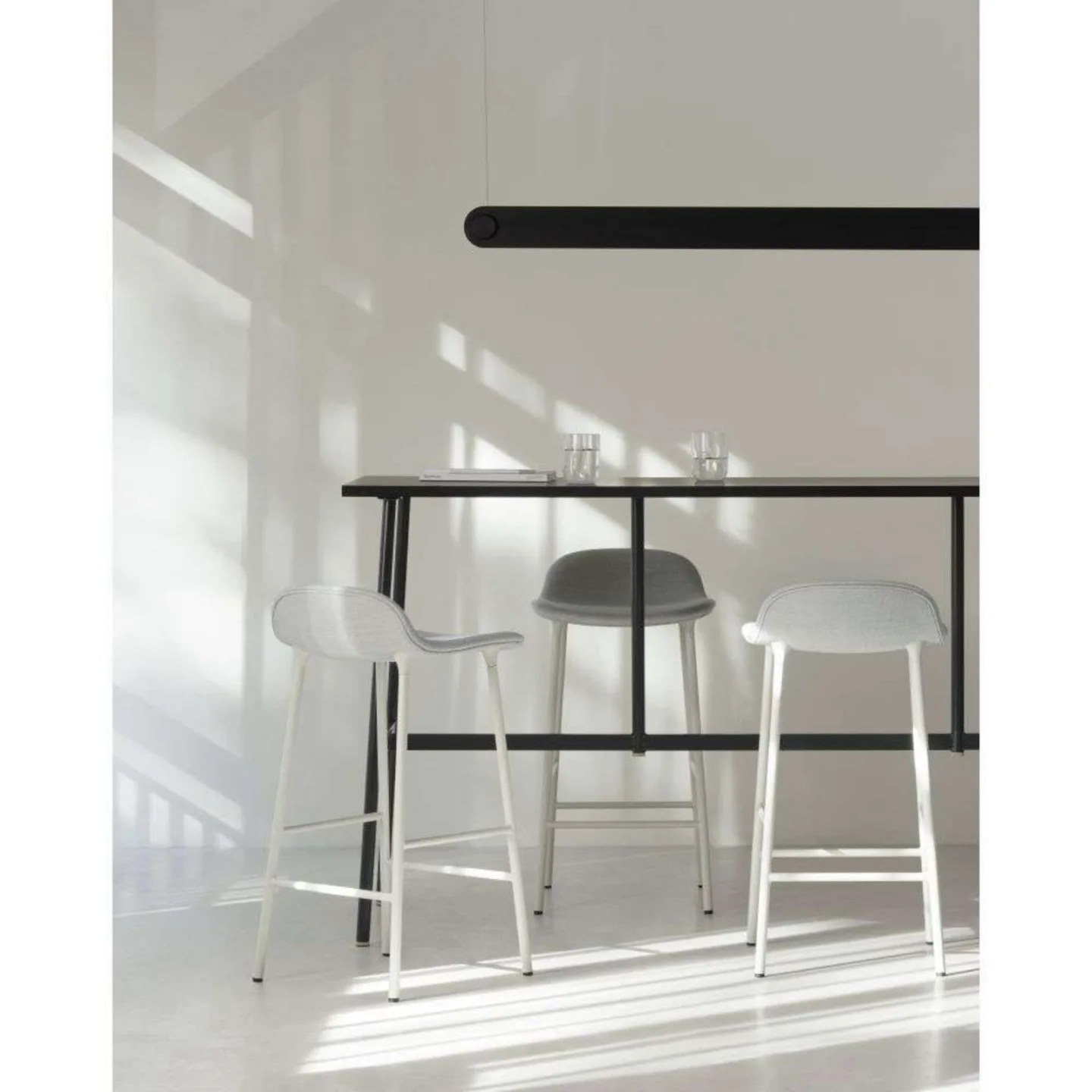 Dim Linear Pendelleuchte Black - Normann Copenhagen - Esszimmer - Aluminium