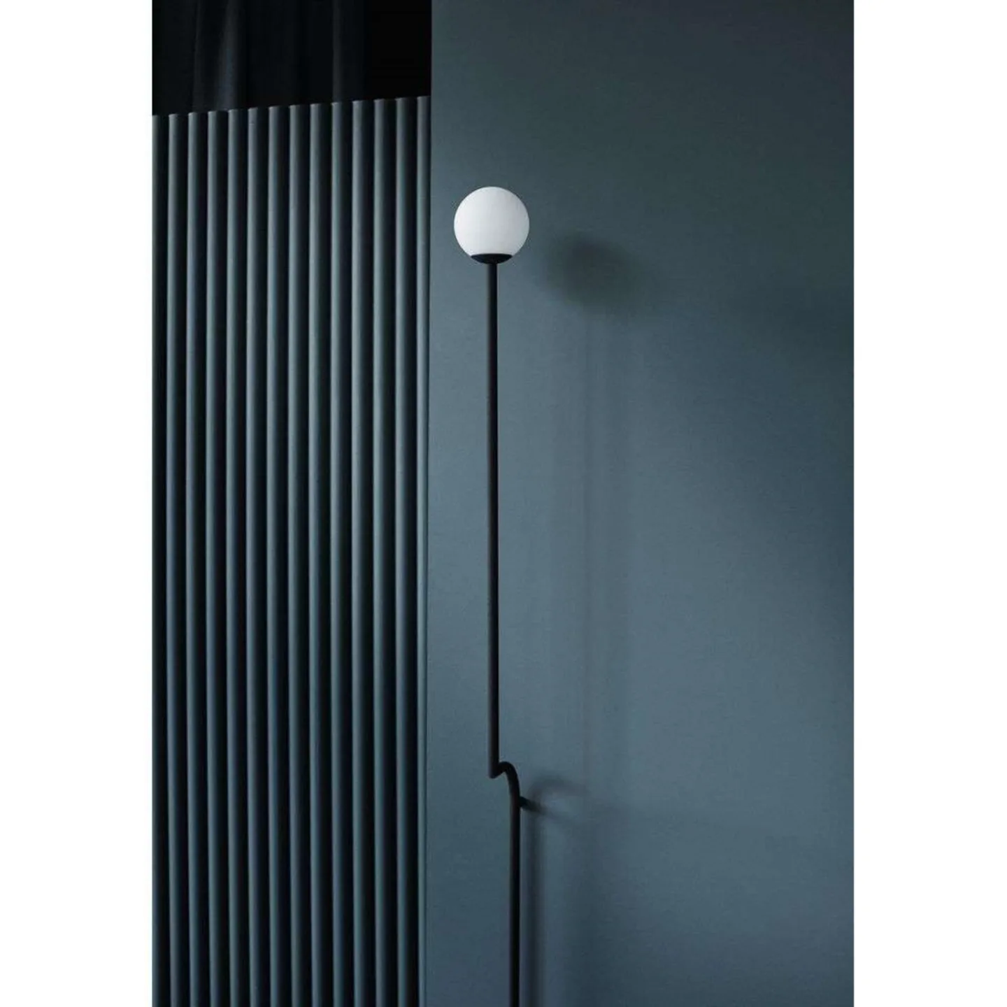 Mobil 150 vegglampe svart/opal - Pholc - Stue - Metall