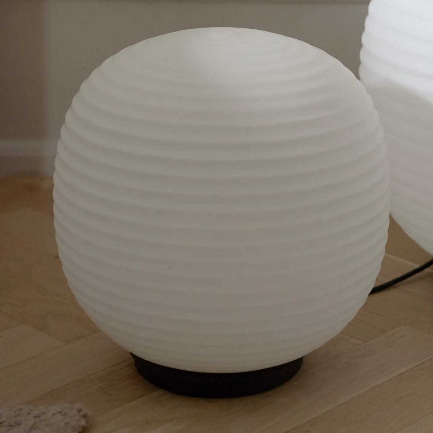 Lantern Globe Tischleuchte Medium - New Works Lantern Globe Medium - Wohnzimmer - Design - Glas - Kugel