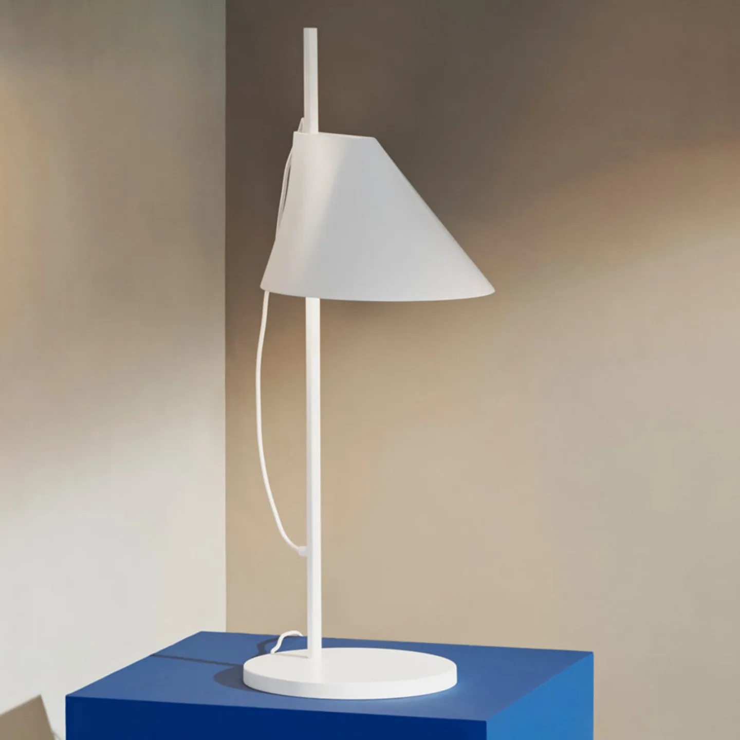 Louis Poulsen Yuh bordslampa Vit