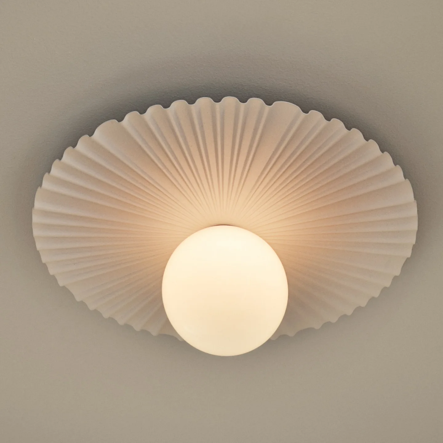 Liila Muuse Deckenleuchte, weiß/opal, Ø 42 cm, IP44 - Nuura Nuura Aps - Wohnzimmer - Skandinavisch - Metall - Einflammig