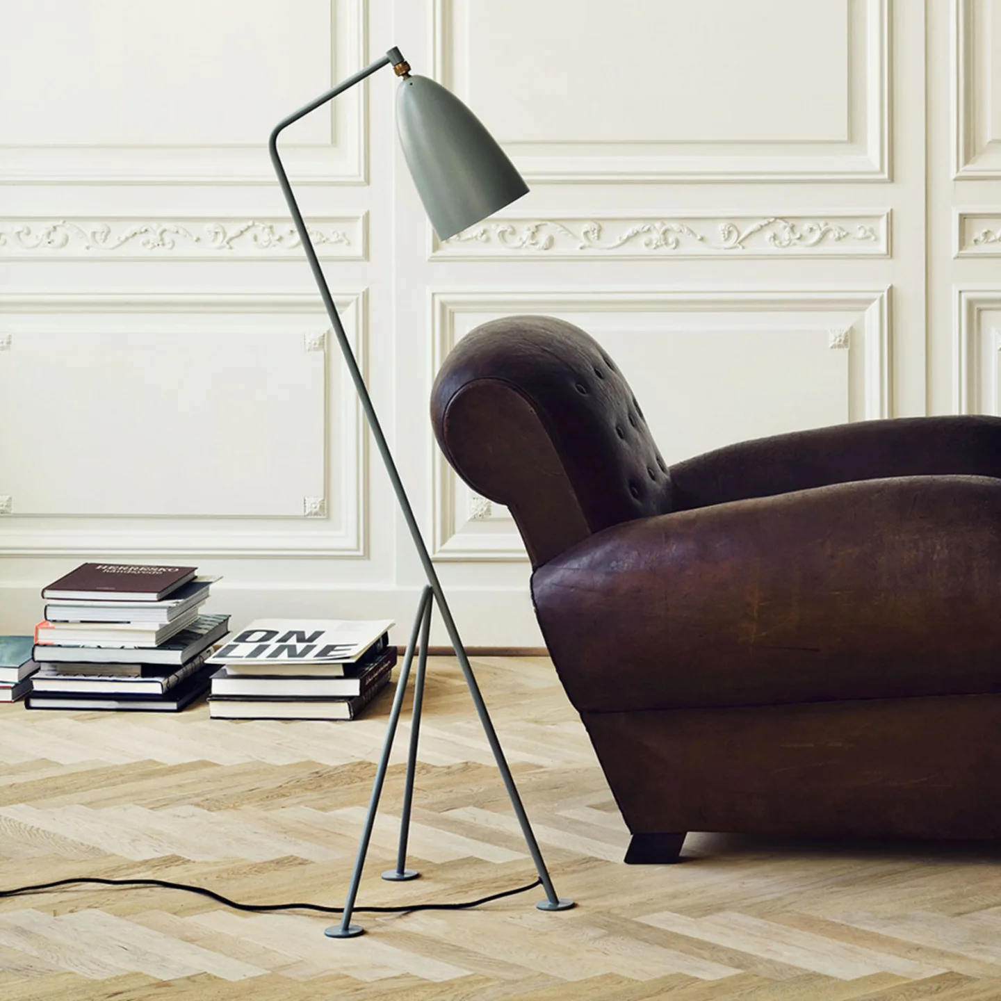 Gräshoppa gulvlampe varm grå - Gubi - Stue - Design - Metall - Med skjerm
