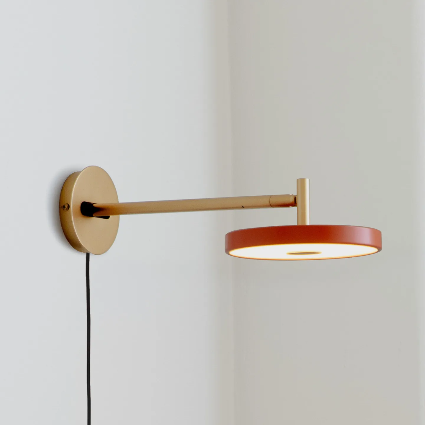 Asteria Long LED-væglampe, orange/messing, stik - UMAGE - Stue - Design - Metal - Med én lyskilde