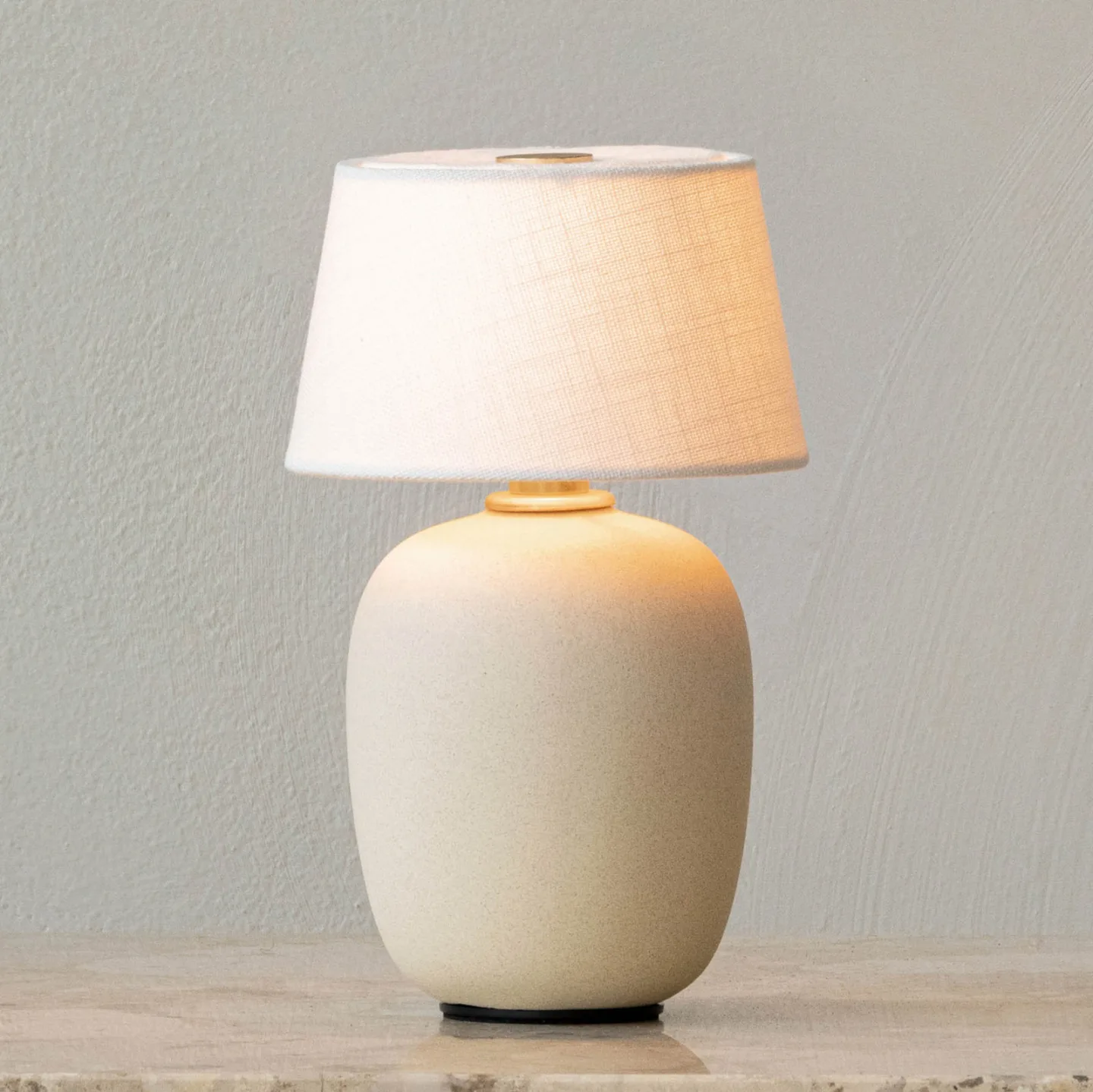 TORSO bærbar bordlampe med batteri, sandfarvet, 20 cm - Audo Audo Copenhagen - Stue - Design - Keramik - Med skærm