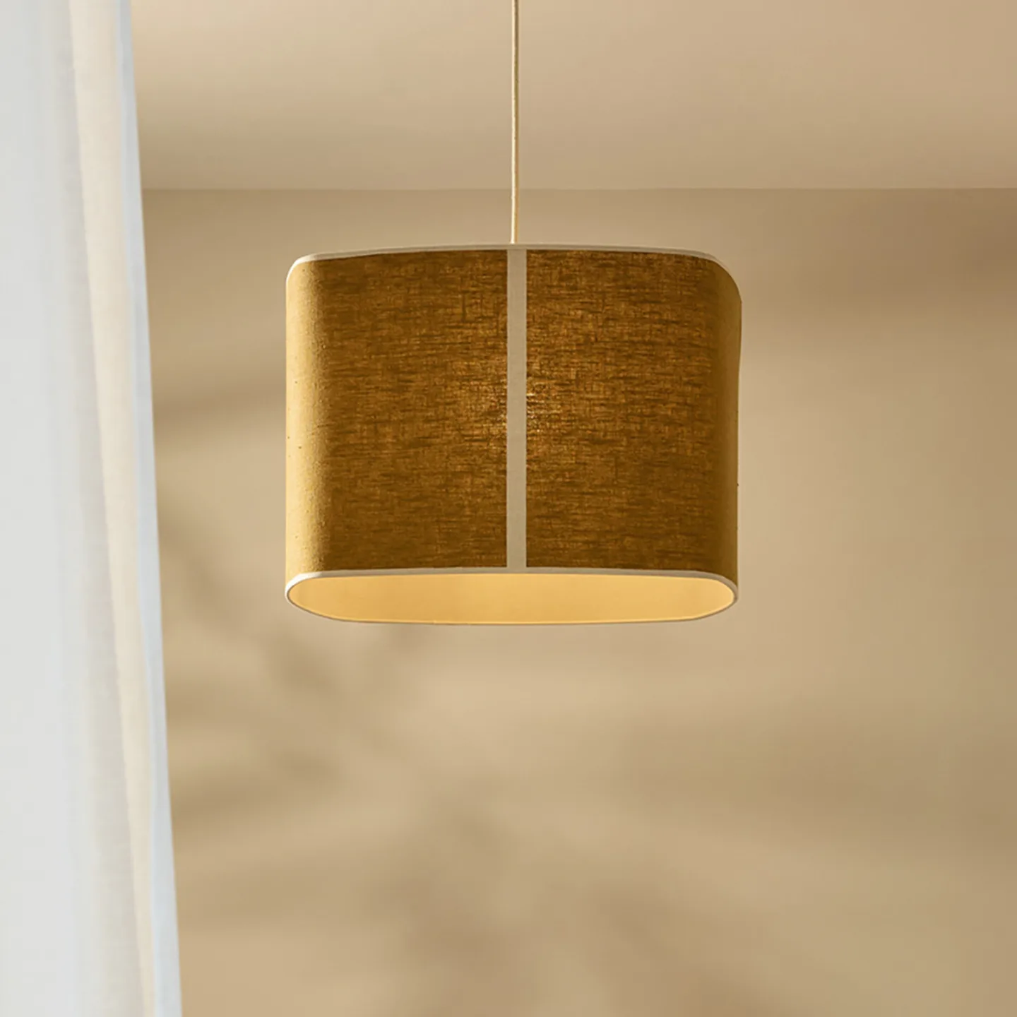 Dolce hængelampe, currygul - MARKET SET - Spisestue - Design - Stof / tekstil - Med én lyskilde