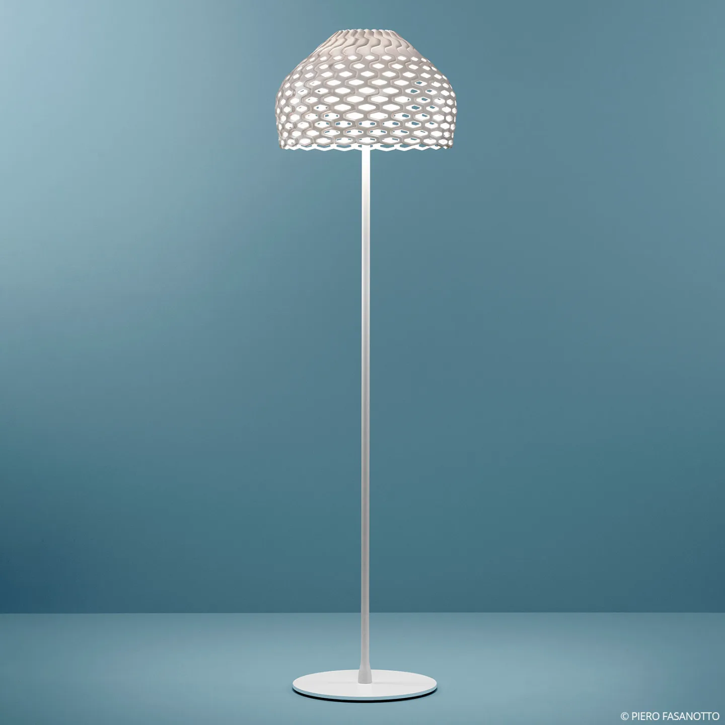 Tatou F gulvlampe hvit - FLOS - Stue - Design - Metall - Med skjerm