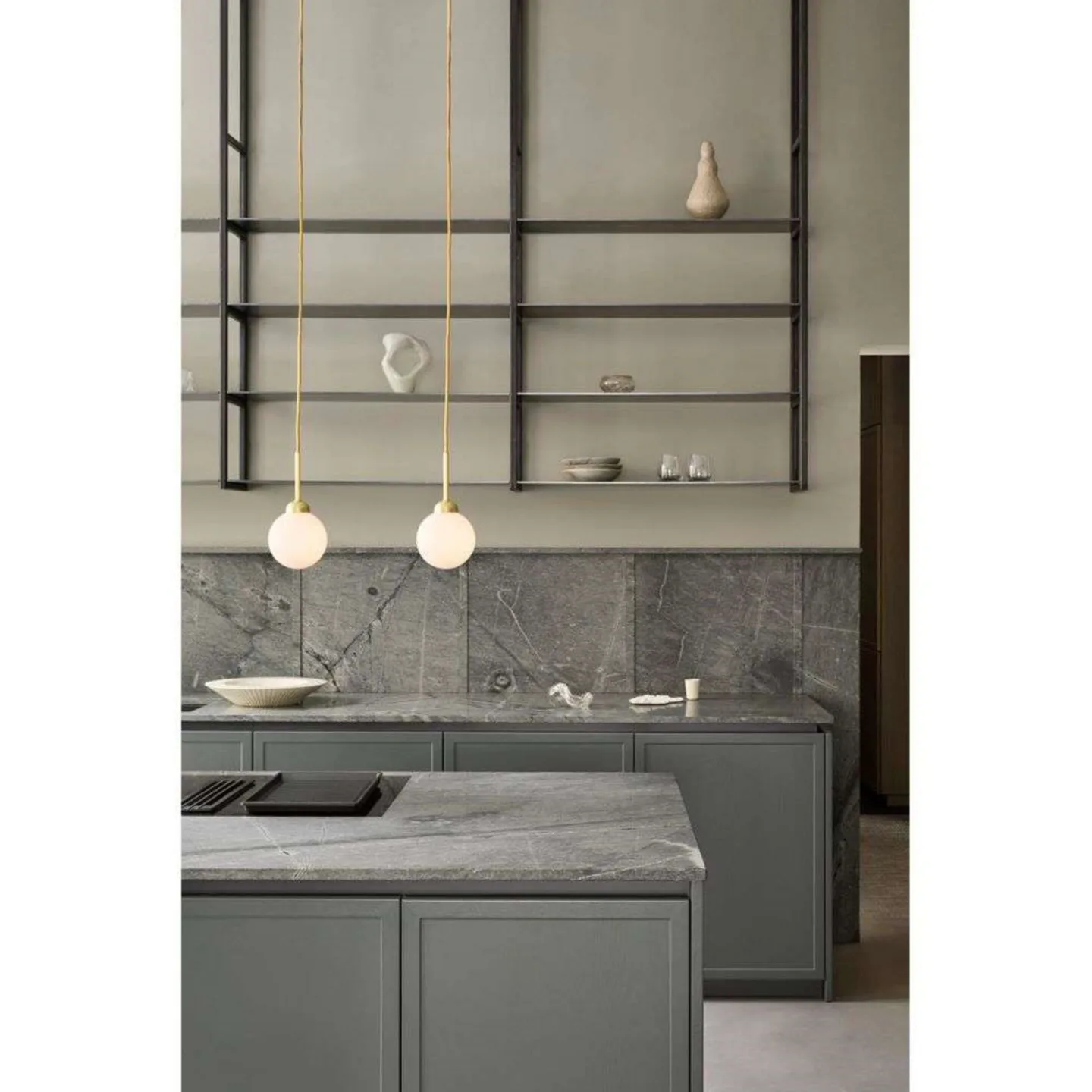 Apiales 1 Pendelleuchte messing/opal - Nuura Nuura Aps - Wohnzimmer - Design - Glas - Einflammig