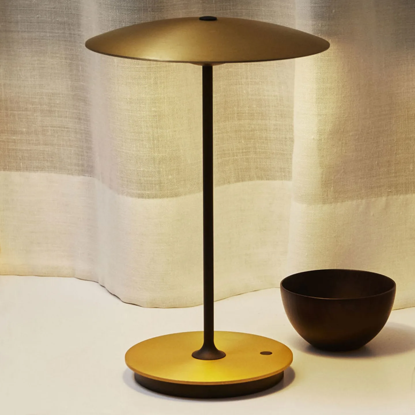 Ginger LED-Akkutischlampe Alu, messing/weiß - MARSET - Wohnzimmer - Design - Metall - Mit Schirm