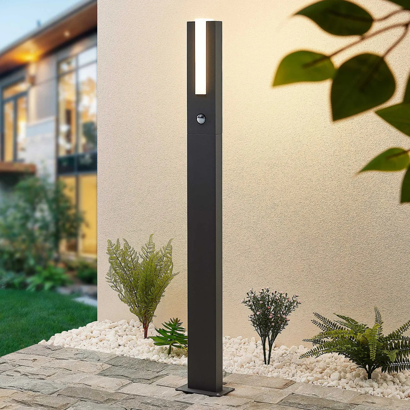 Virgalia LED Gartenleuchte H100 w/Sensor Graphite - Lucande - Terrasse - Modern - Aluminium - Einflammig