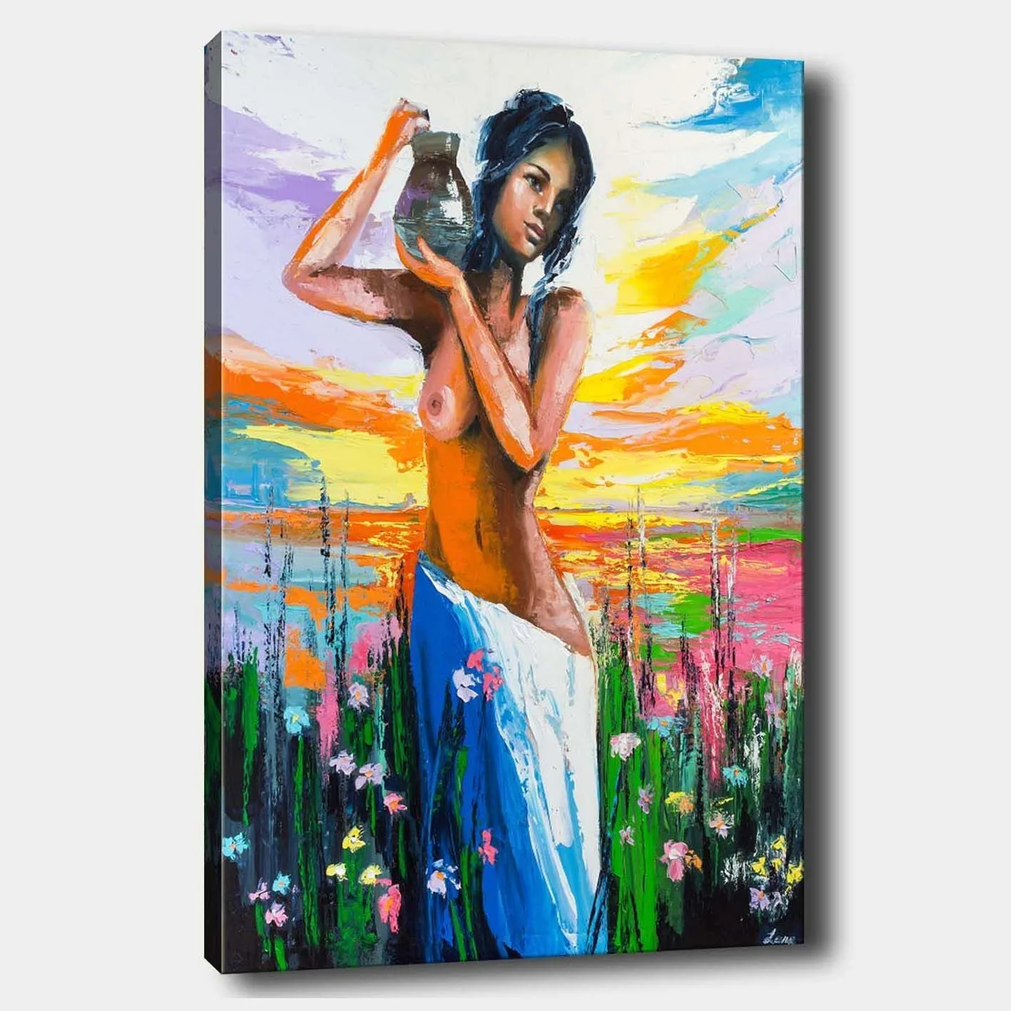 Canvastavla 70x100 cm - Kvinna som bär en kruka, omgiven av blommor och en färgsprakande himmel vid solnedgången - Orange / Blå / Grön