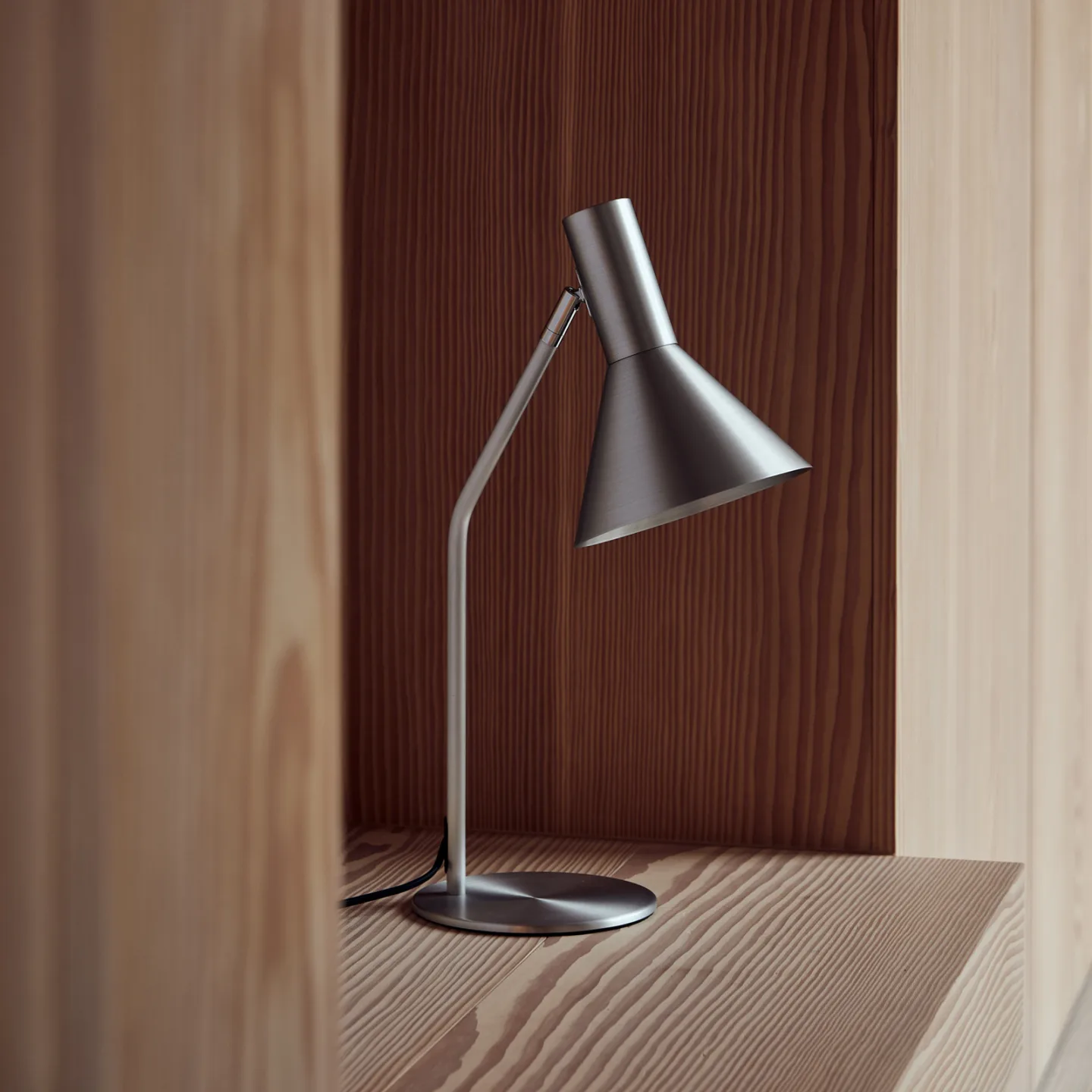 Lyss bordslampa aluminiumfärgad - FRANDSEN - Vardagsrum - Design - Med lampskärm
