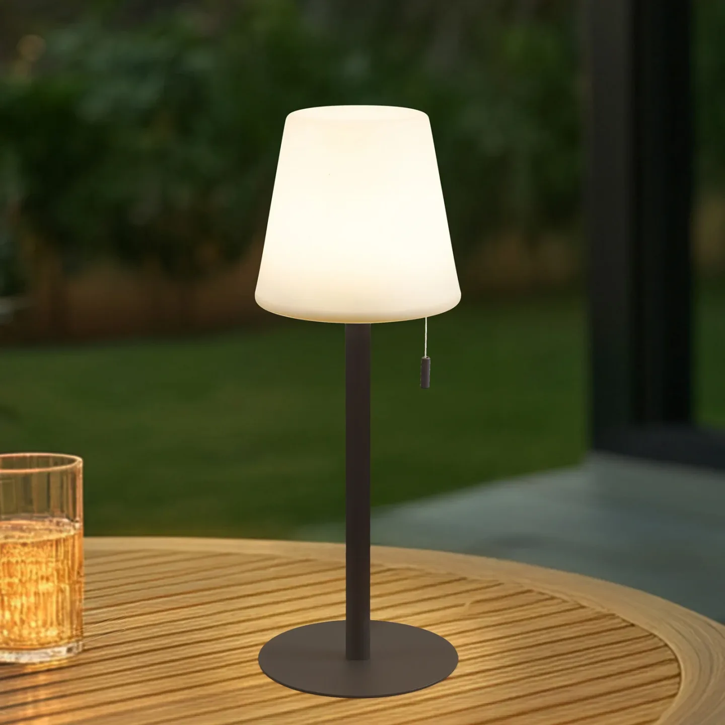 Azalea LED Portable Tischleuchte IP44 Weiß/Braun - Lindby - Balkon - Modern - Aluminium - Mit Schirm