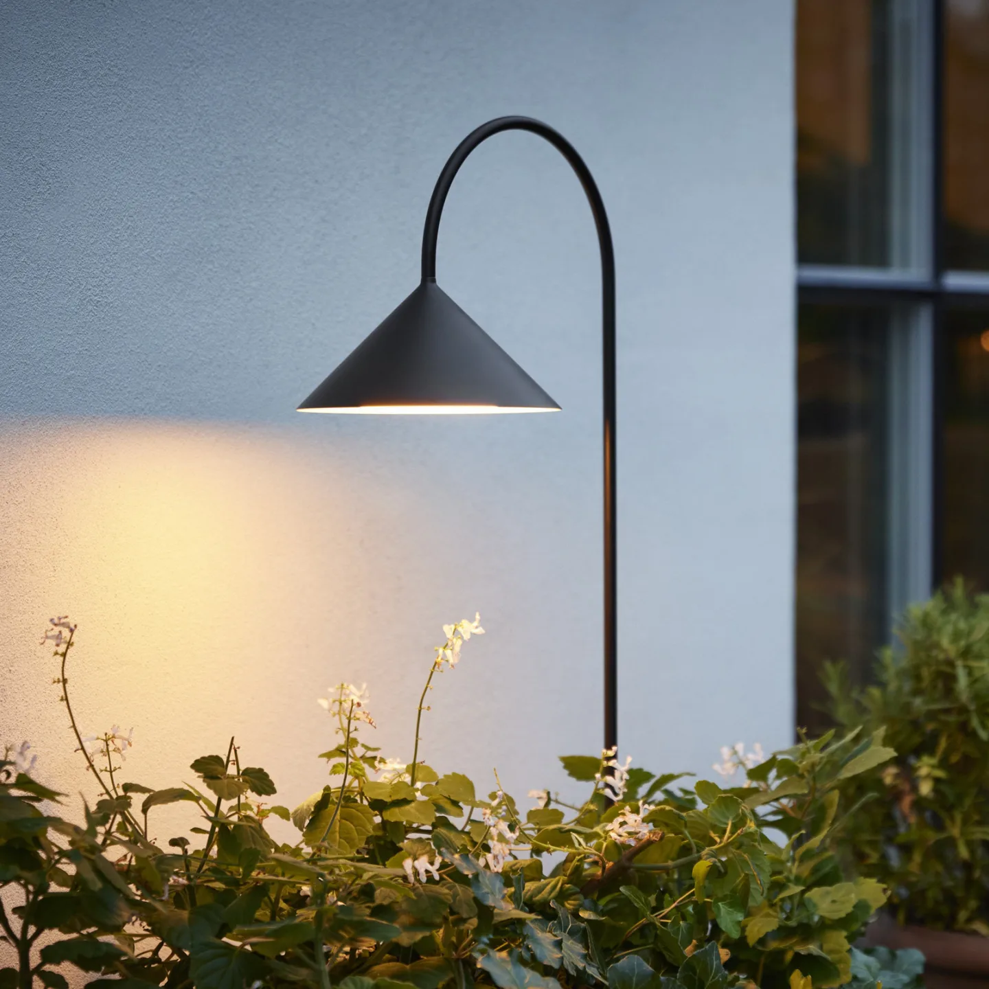 LED-Erdspießlampe Grasp, schwarz, Höhe 82 cm, IP44 - FRANDSEN - Design - Edelstahl - Einflammig